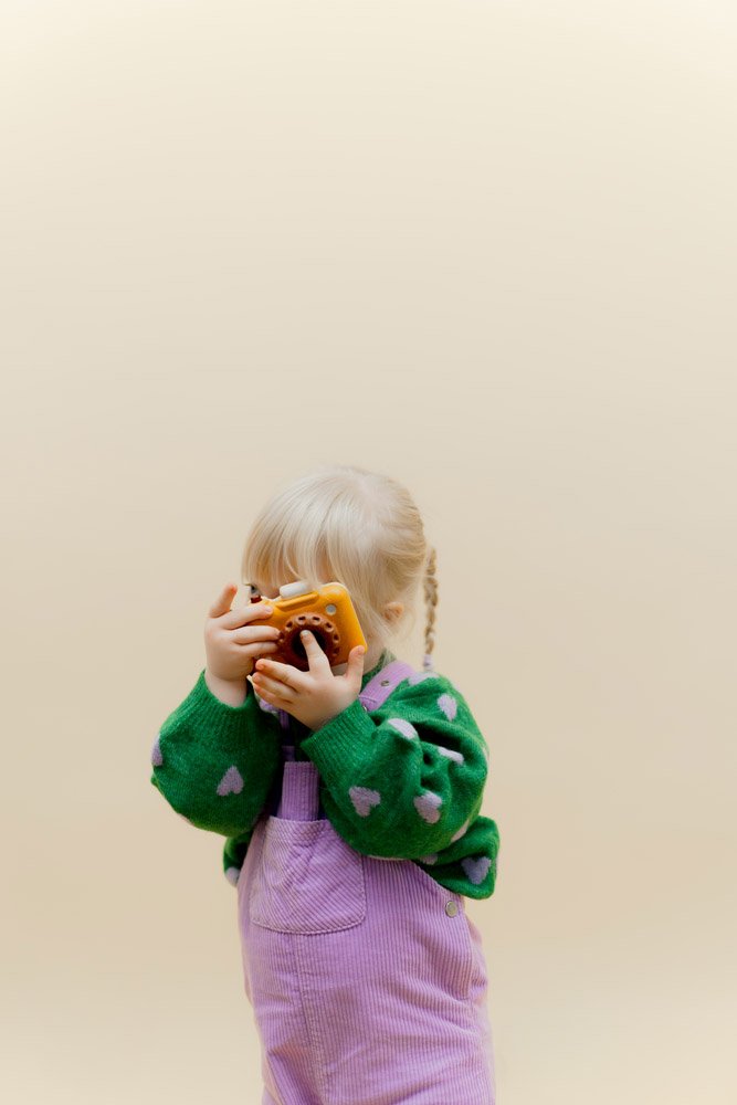 Rento ja värikäs lapsikuvaus Turussa studiolla. 