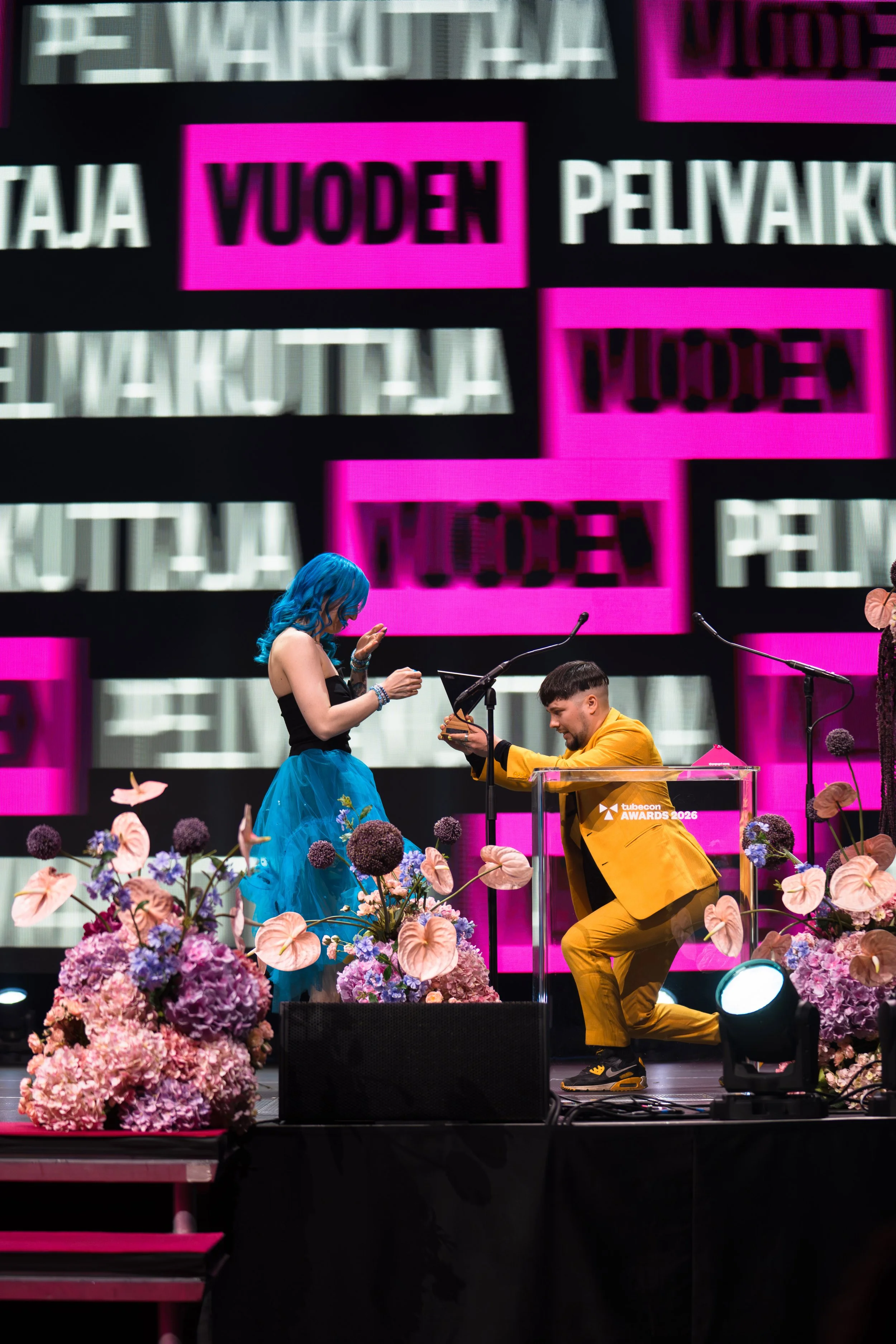 häärijä jakamassa tinkelle tubecon awardsissa pelivaikuttajan palkintoa. 
