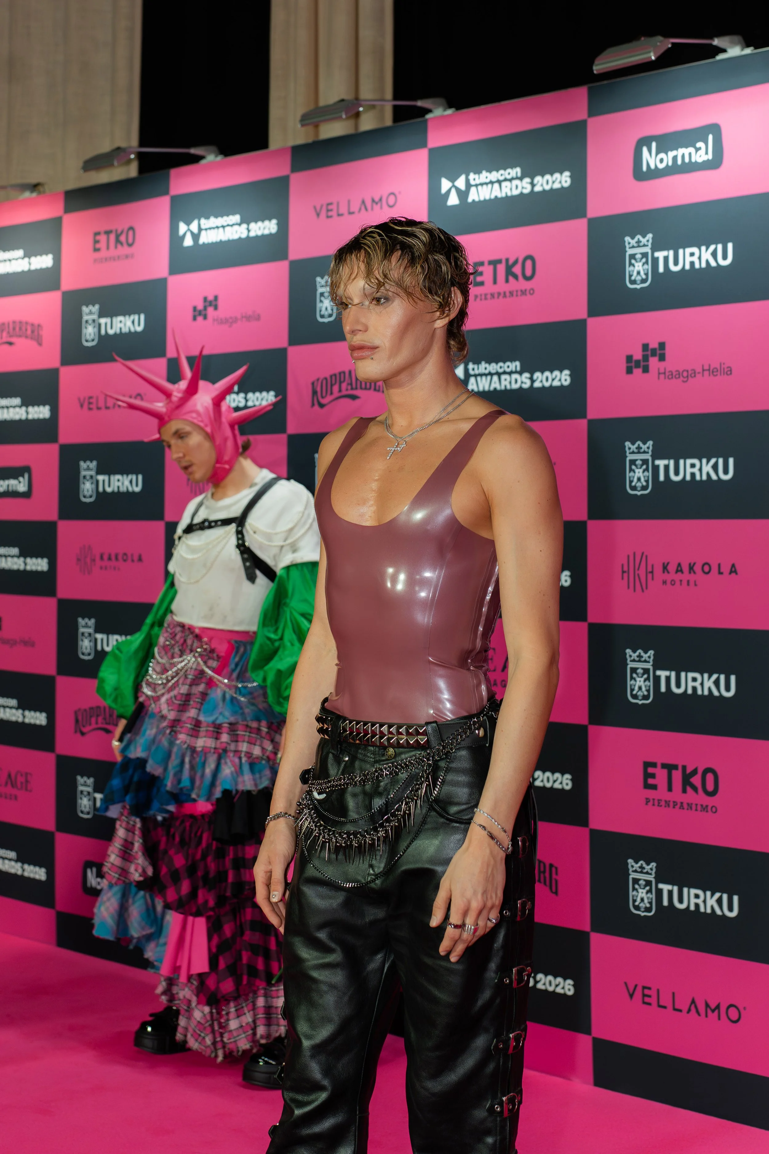 sergey hilman tubecon awardsissa punaisella matolla tiina rikalan suunnittelemassa asussa. 
