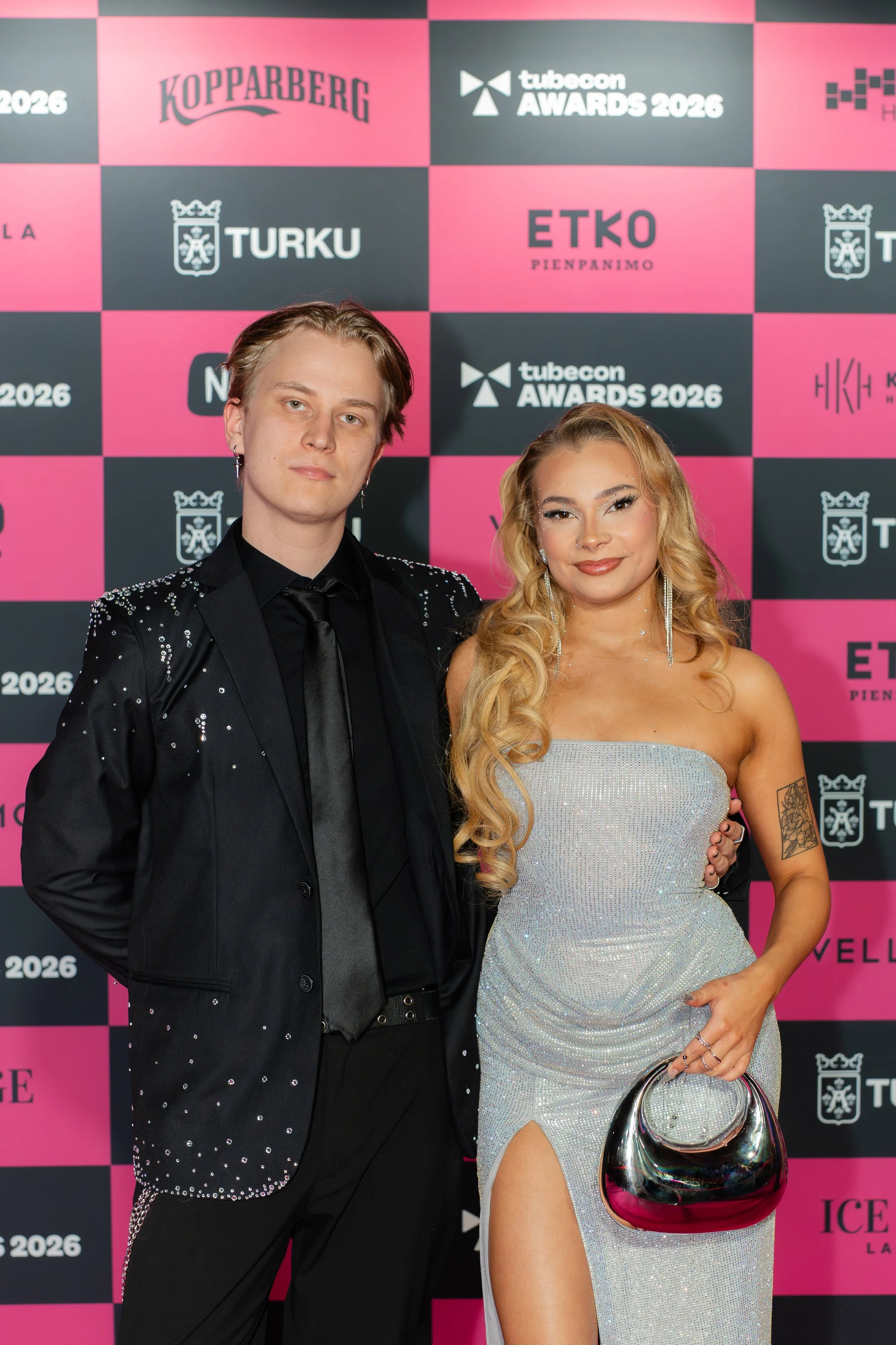 maria siivonen tubecon awardsissa punaisella matolla hopeassa kimaltelevassa gaalamekossa.