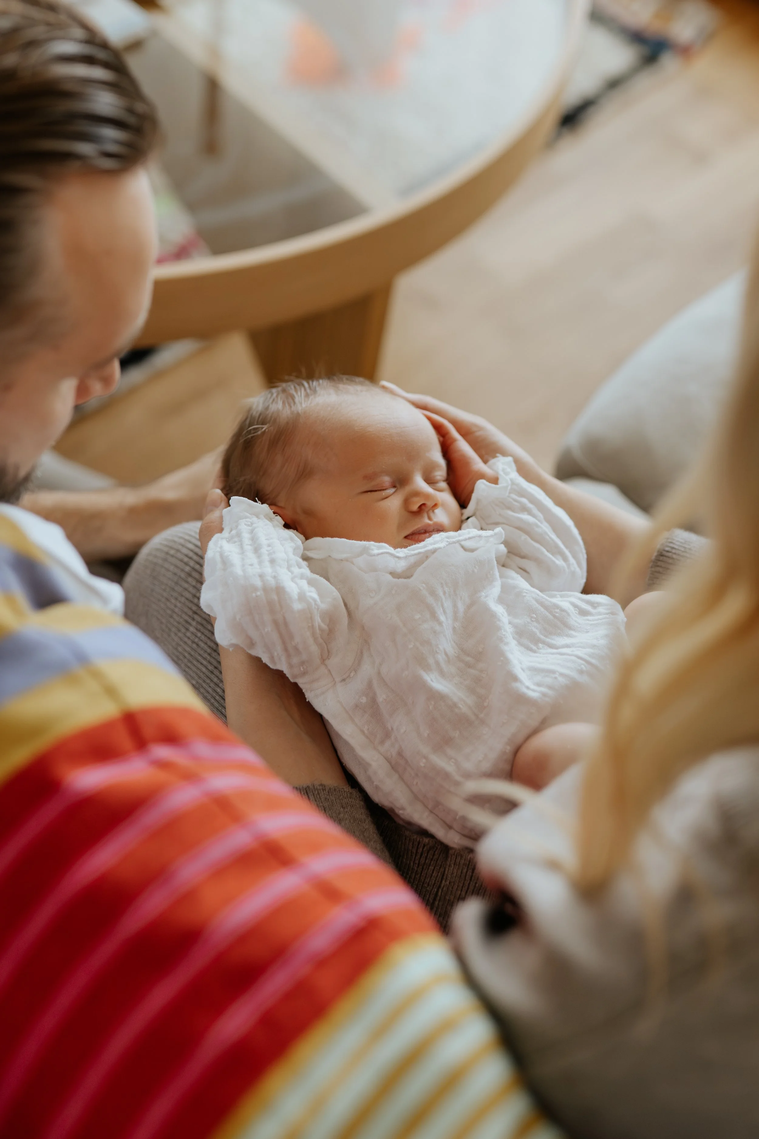 newbornkuvaus turussa oman kodin tunnelmassa