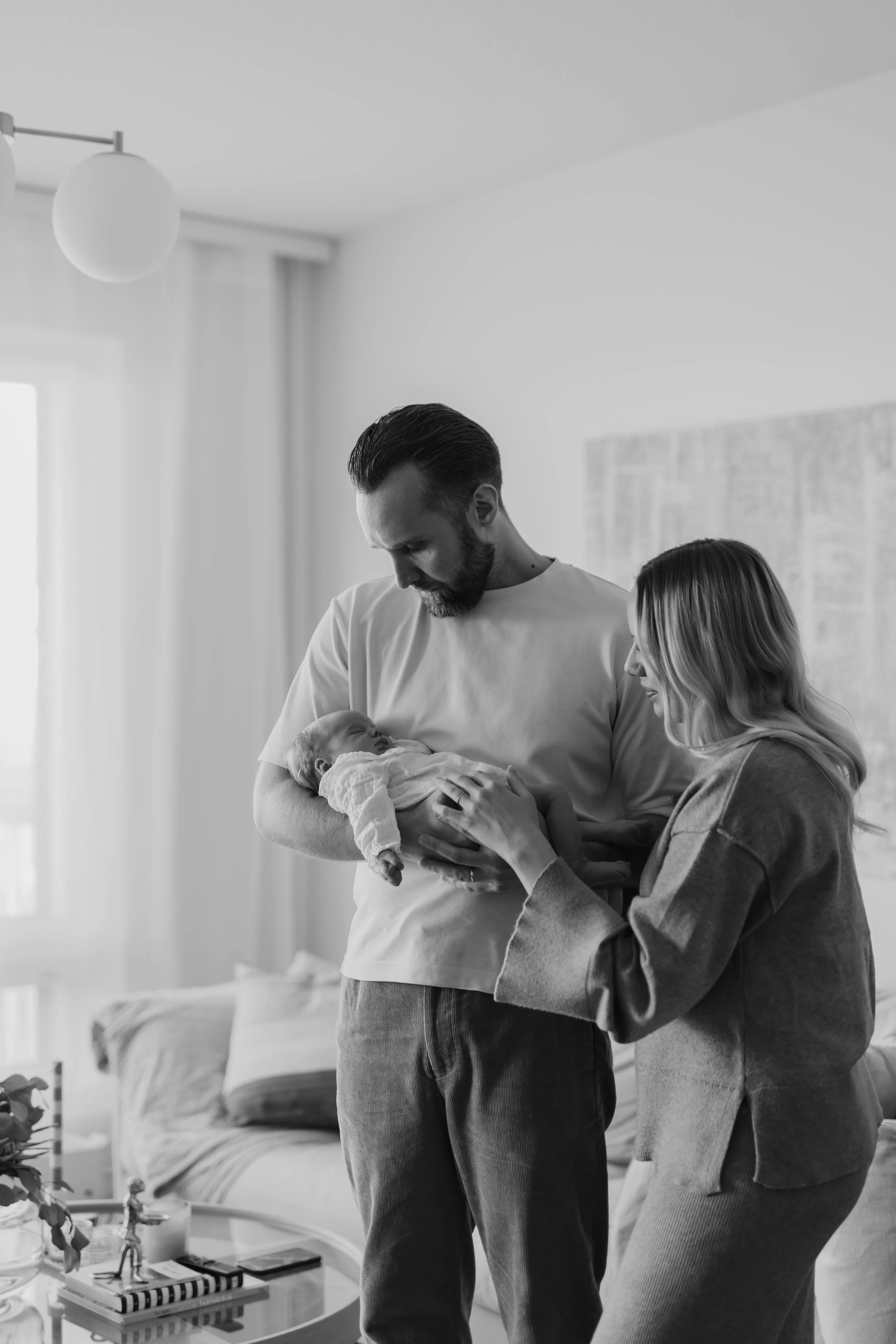 Tunnelmallinen perhekuvaus pääkaupunkiseudulla omassa kodissa.