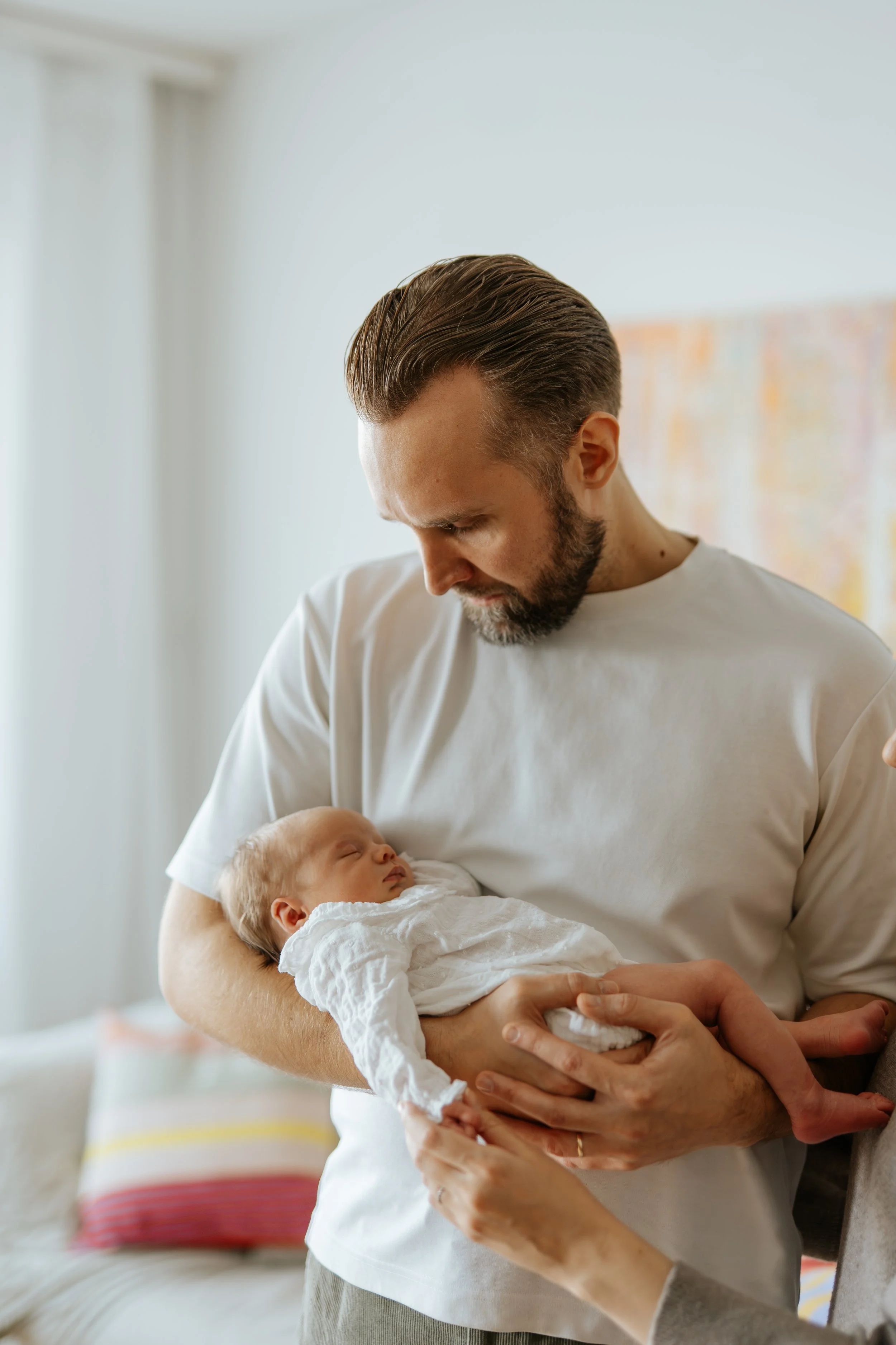 Perhekuvaus värikkäässä kodissa Turussa. 