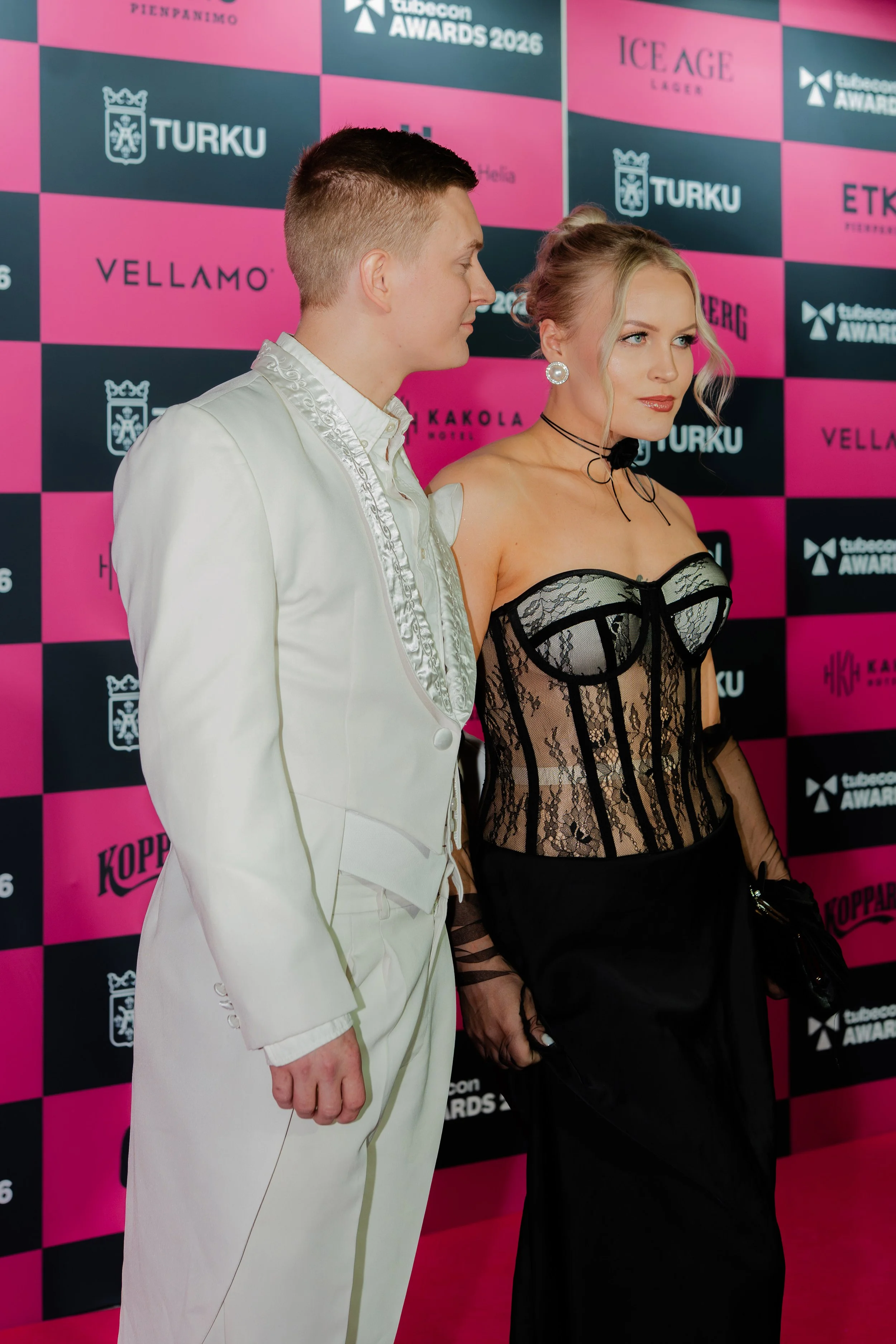 jaakob rissanen ja rita piiroinen näyttävissä asuissa tubecon awards gaalassa 2026.