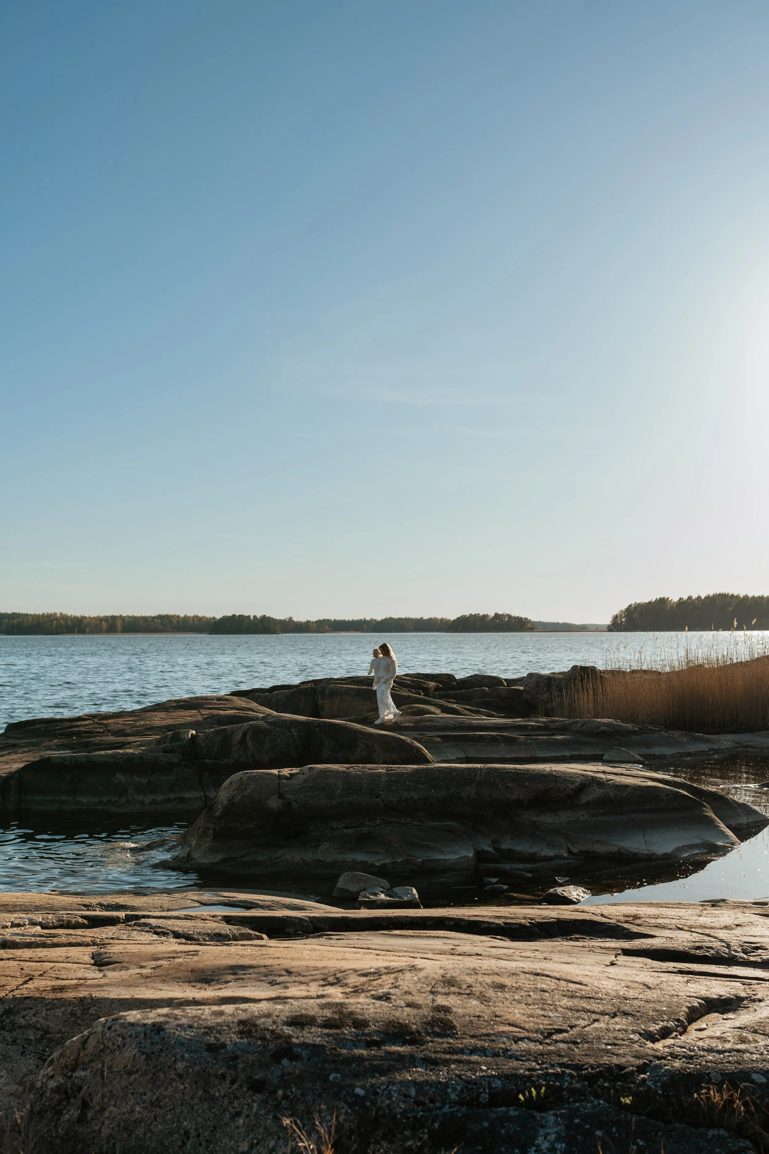 Perhekuvaus kesäisessä merimaisemassa Turussa Ruissalon Saaronniemessä.