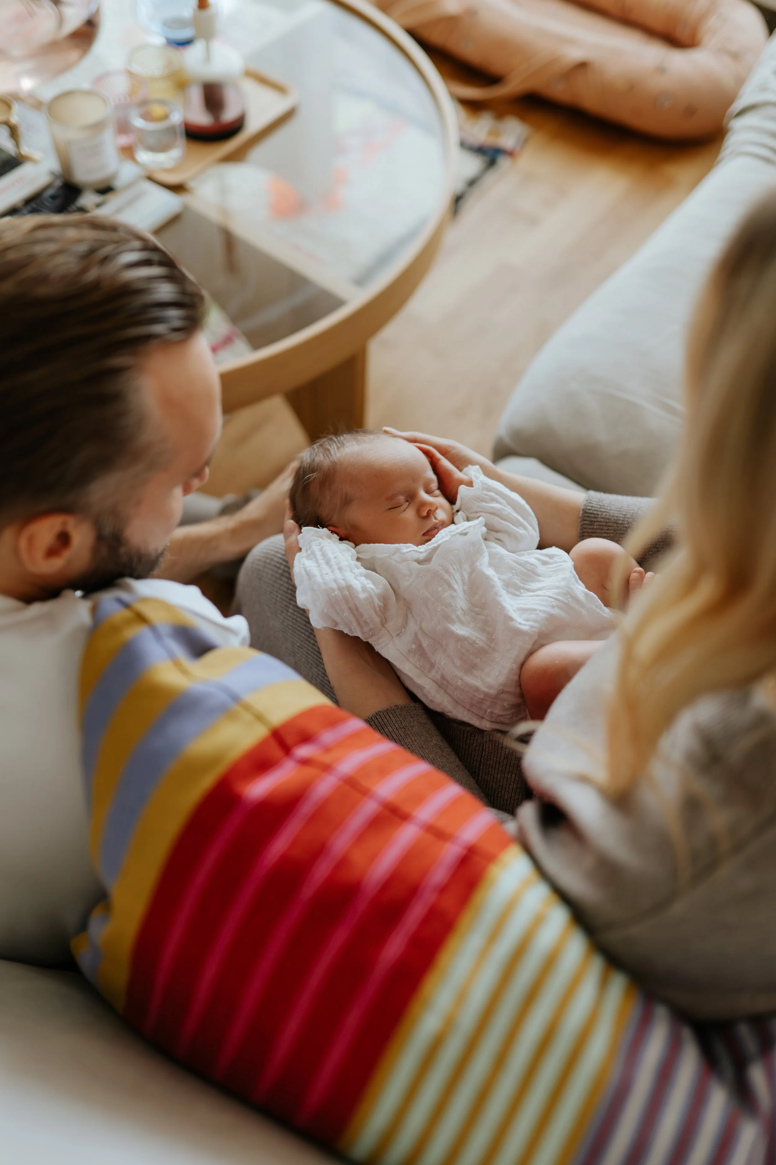 Tunnelmallinen perhekuvaus omassa kodissa Turussa.