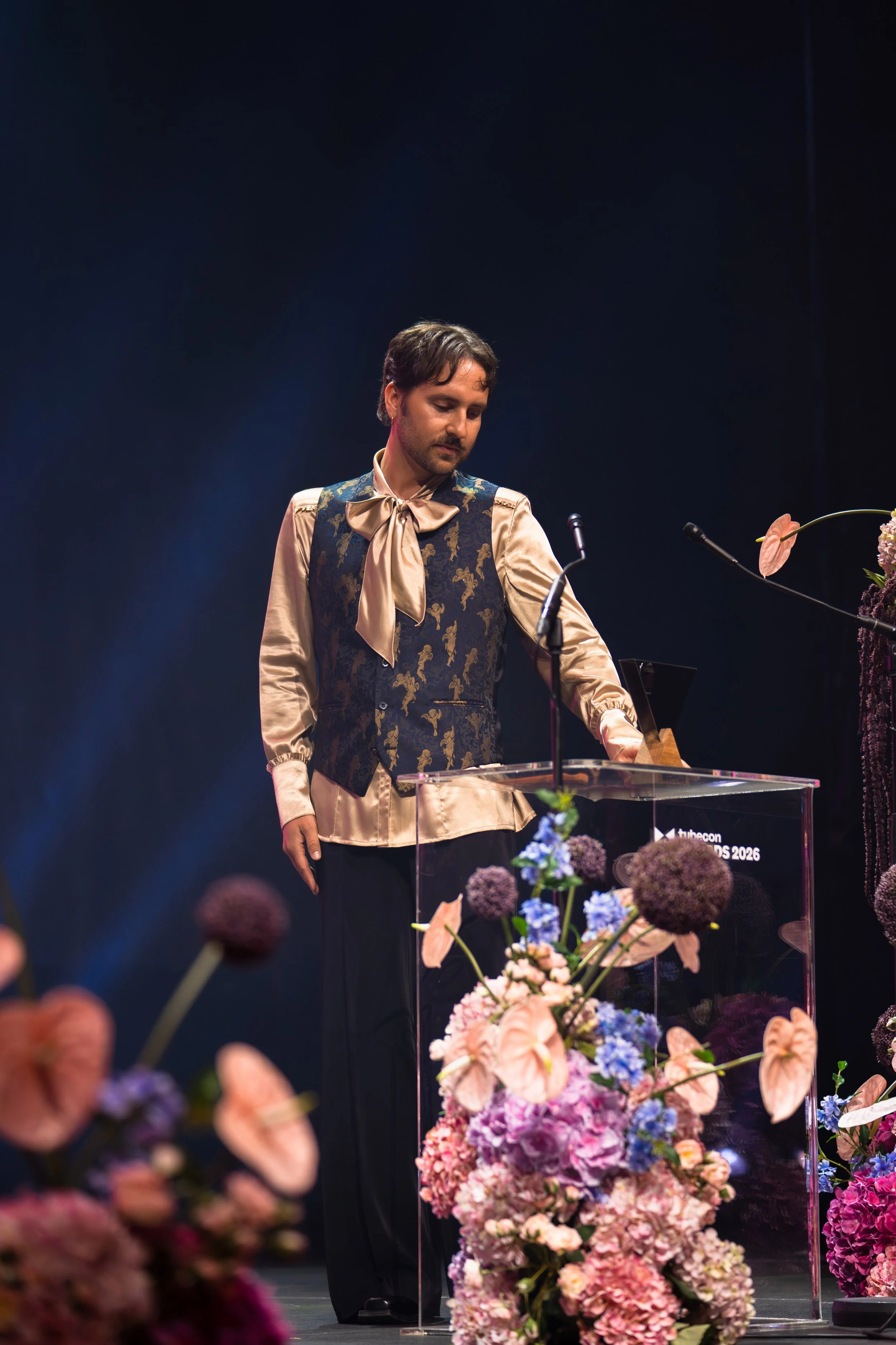 arttu mustonen jakamassa palkintoa tubecon awardsissa 