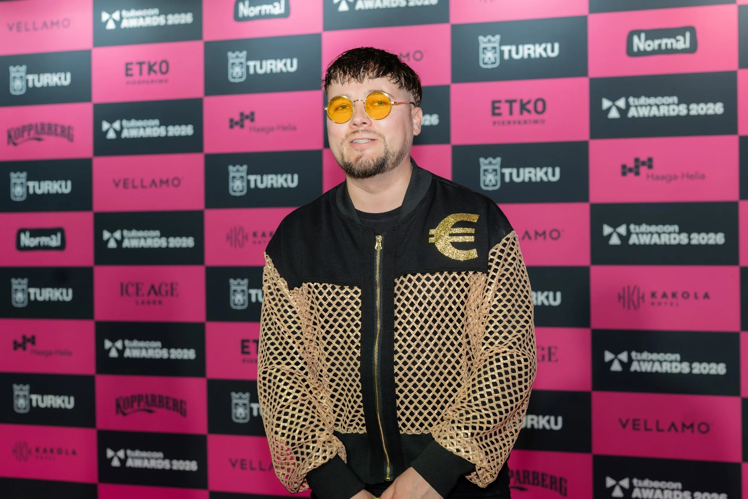 häärijä tomi häppölä tubecon awardsin punaisella matolla.
