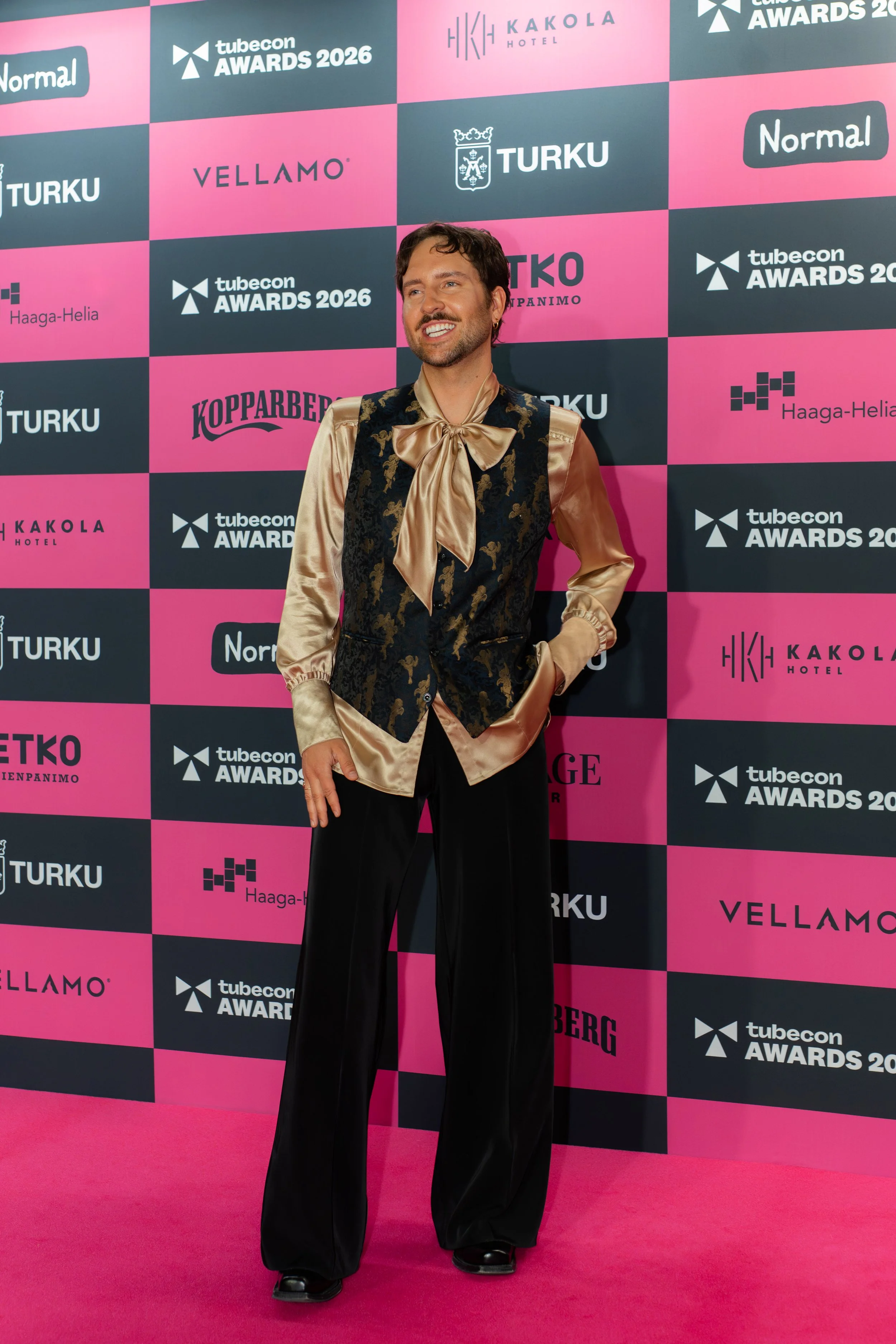 arttu mustonen elegantissa kultaisessa gaala asussa tubecon awardsissa turussa 
