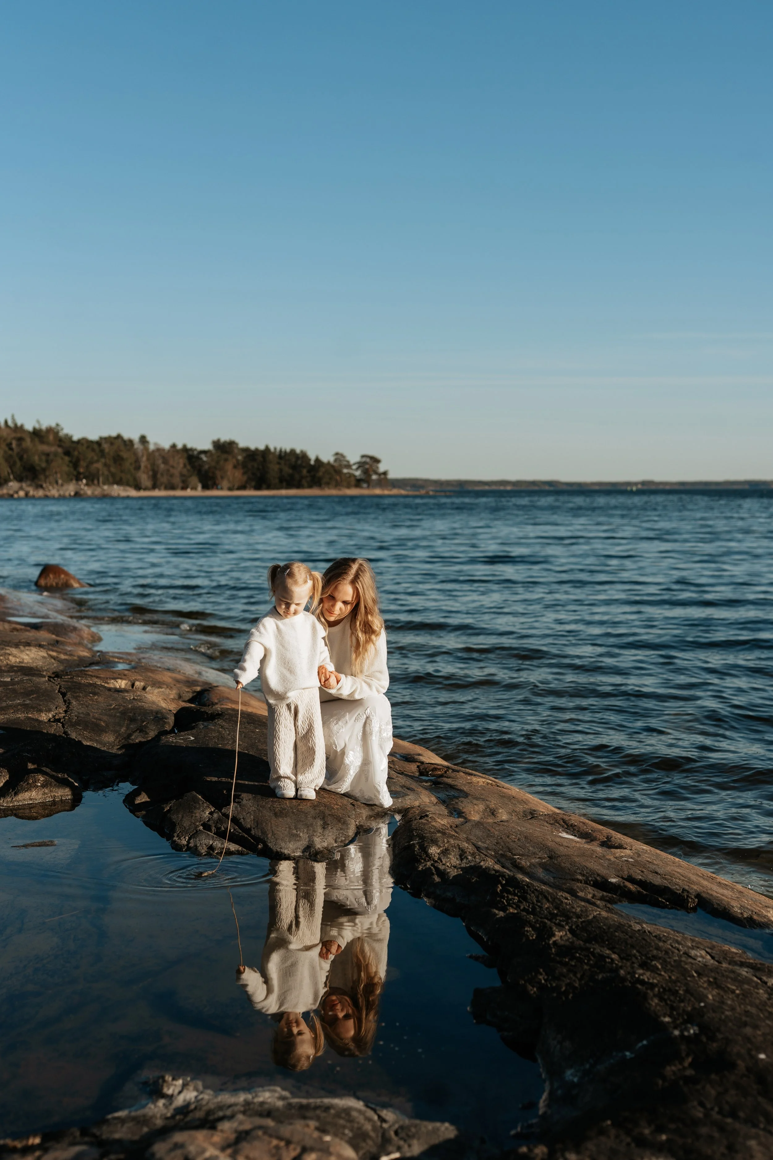 Perhekuvaus kesäisessä merimaisemassa Turussa Ruissalon Saaronniemessä.
