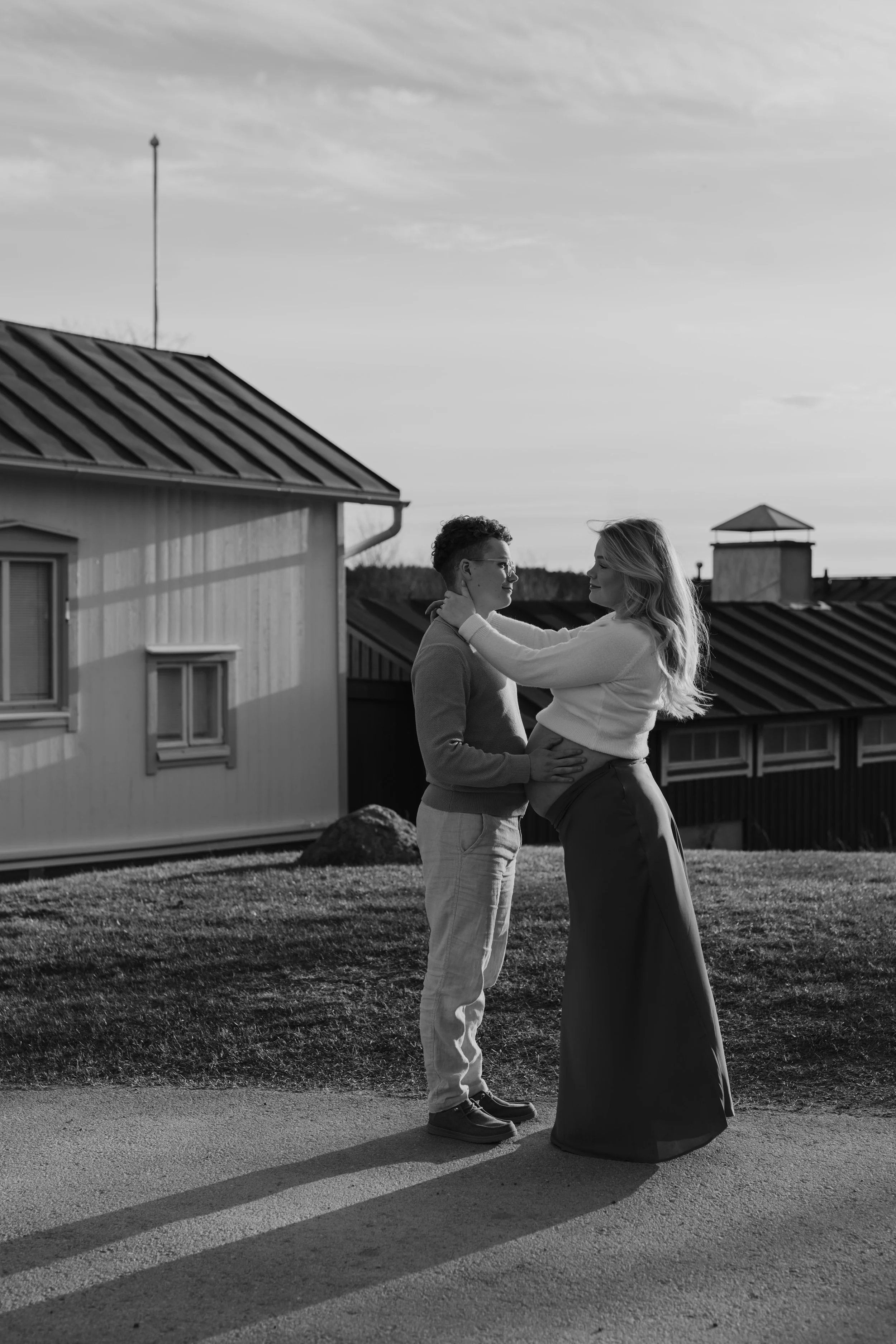 Luonnollinen ja rento  odotusajankuvaus Turussa kesäisessä merellisessä miljöössä. 