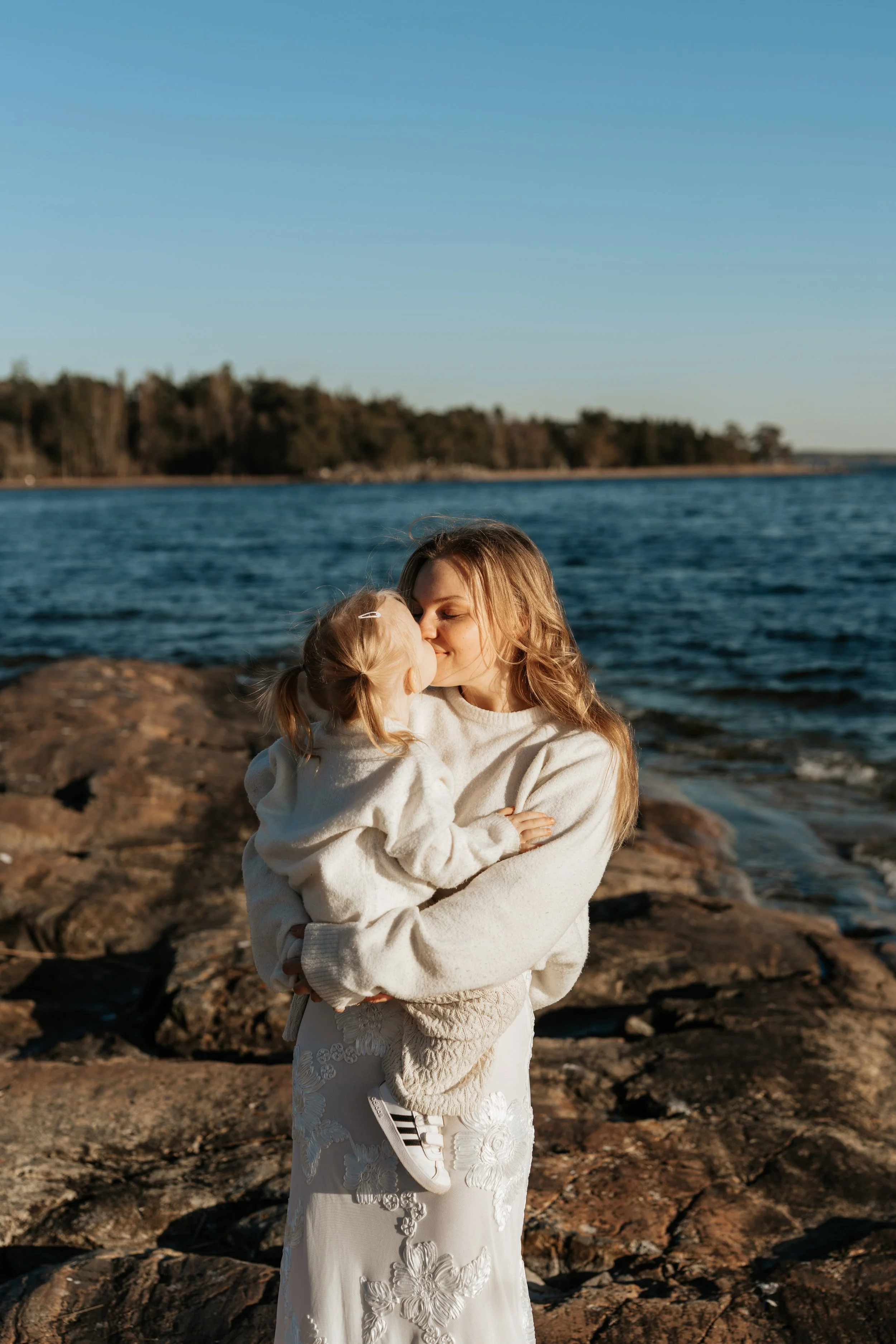 Perhekuvaus kesäisessä merimaisemassa Turussa Ruissalon Saaronniemessä.