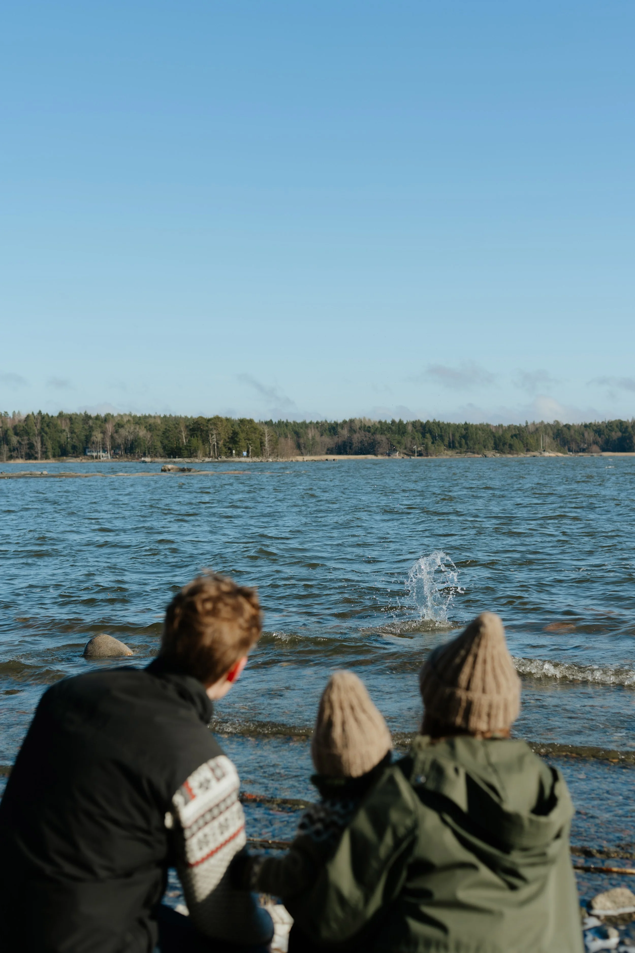 Luonnollinen perhekuvaus Turussa Ruissalossa Kolkannokassa merenrannalla.