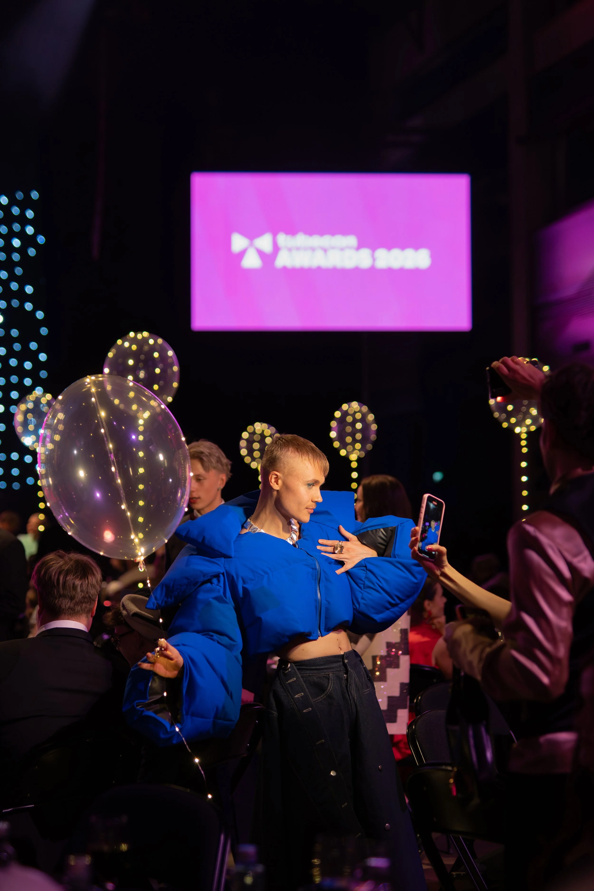 tapio viinikangas tubecon awardsin punaisella matolla katariina kekonin suunnittelemassa näyttävässä asussa. 