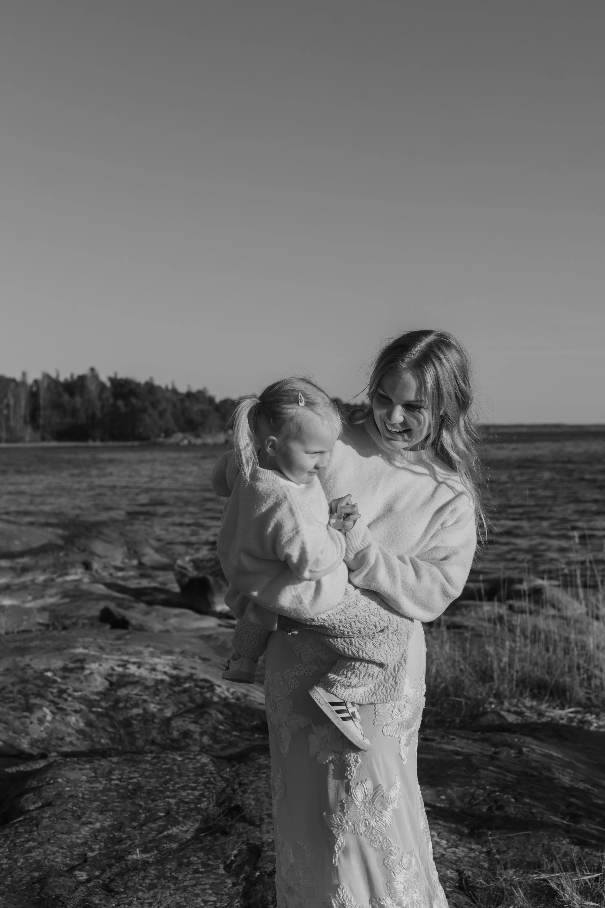 Perhekuvaus kesäisessä merimaisemassa Turussa Ruissalon Saaronniemessä.