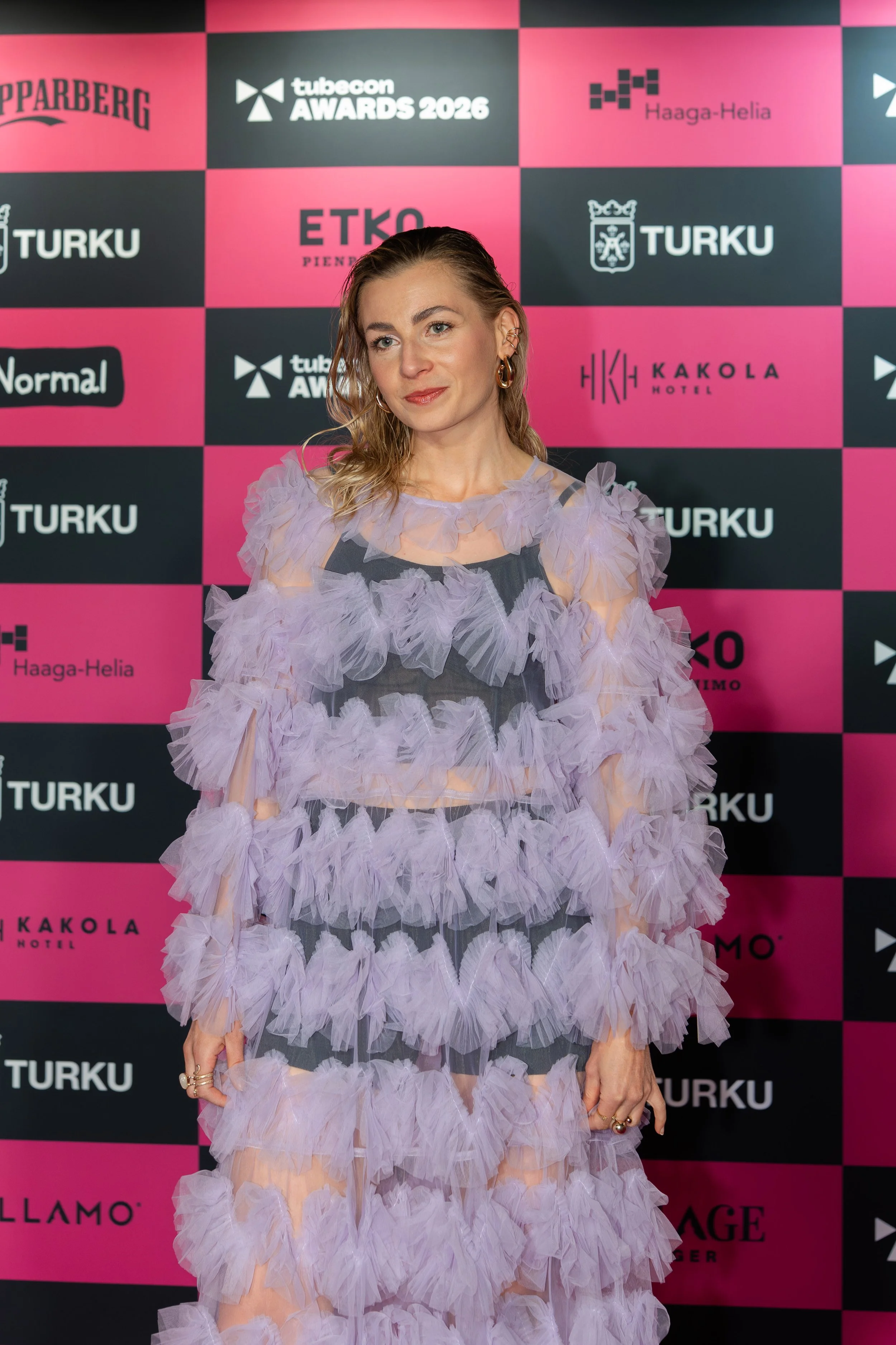 karoliina tuominen läpikuultavassa liilassa vimman mekossa tubecon awardsin punaisella matolla.