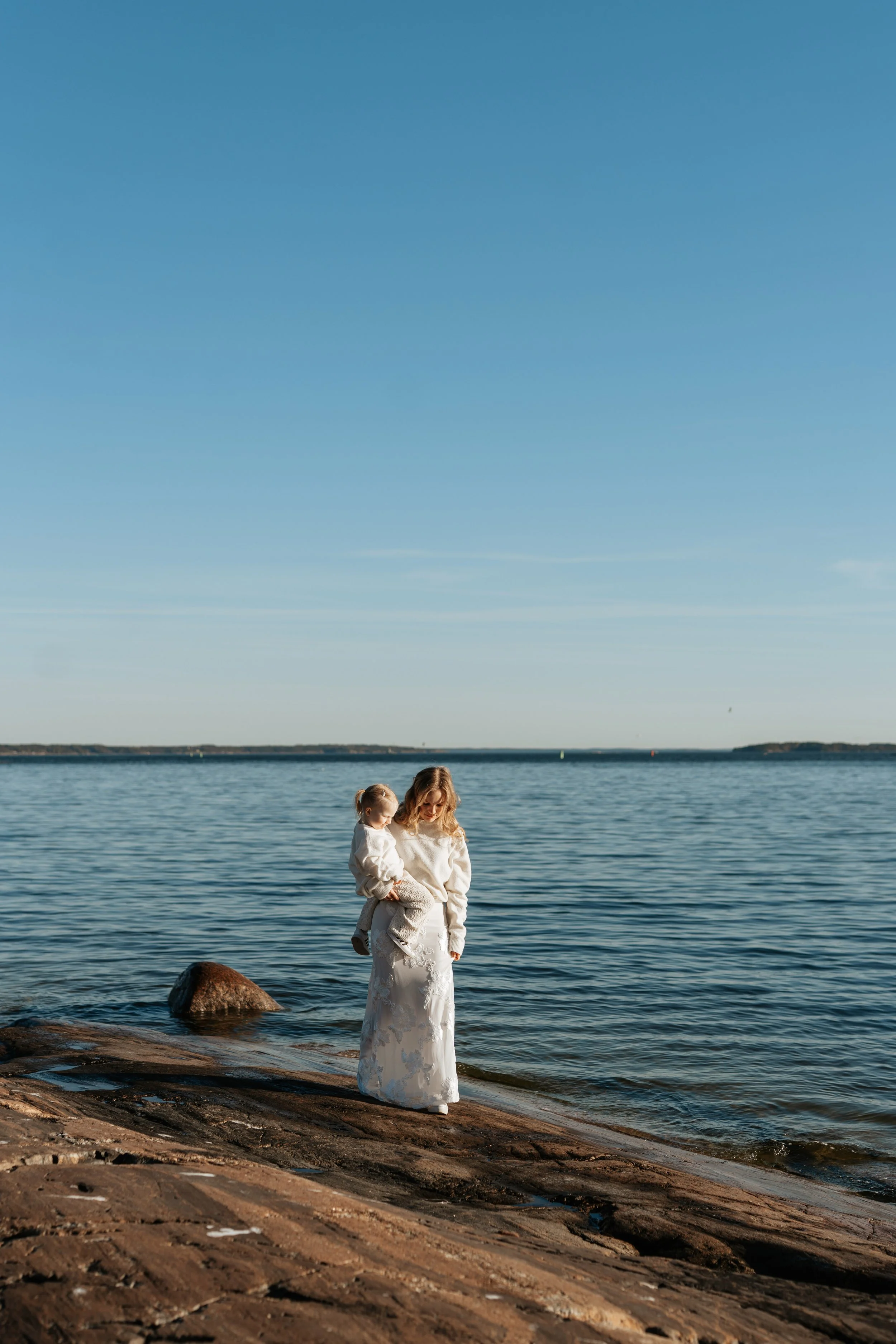 Perhekuvaus kesäisessä merimaisemassa Turussa Ruissalon Saaronniemessä.
