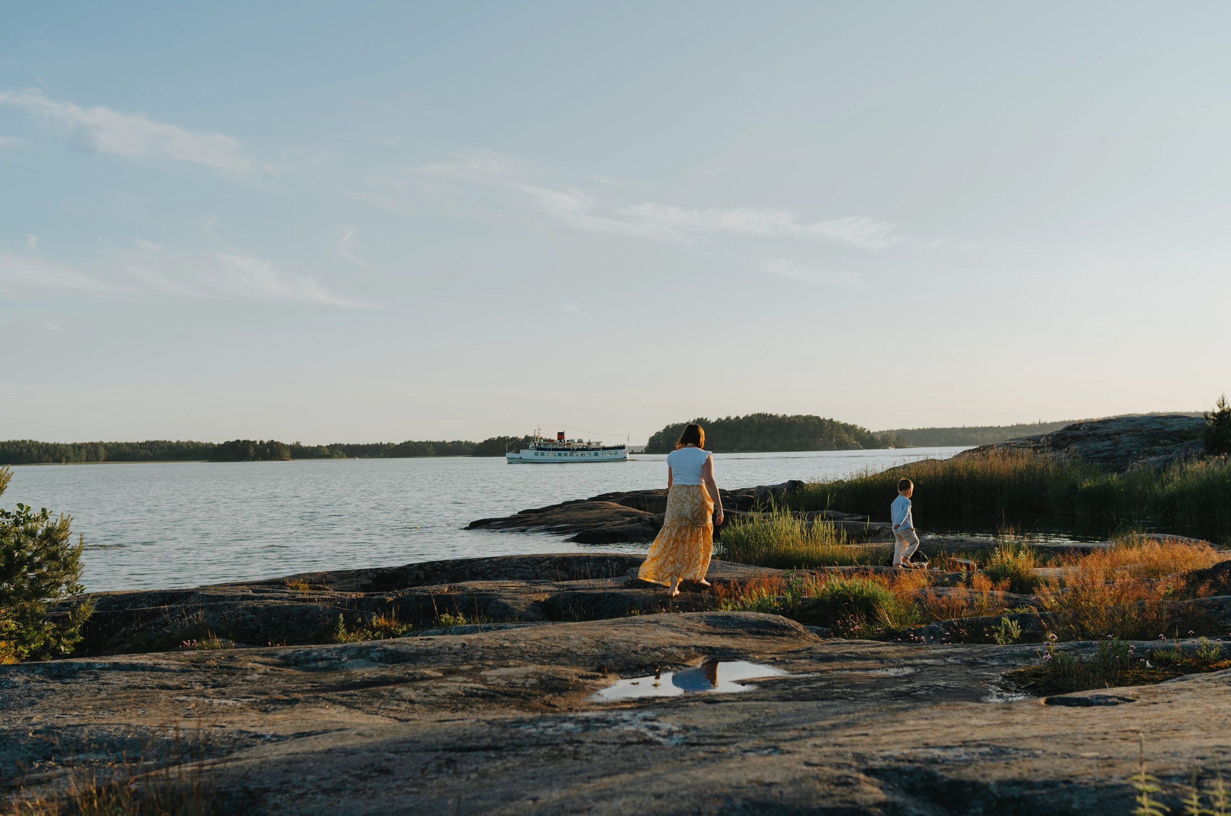 Tunnelmallinen ja luonnollinen perhekuvaus Turussa merenrannalla kesällä.