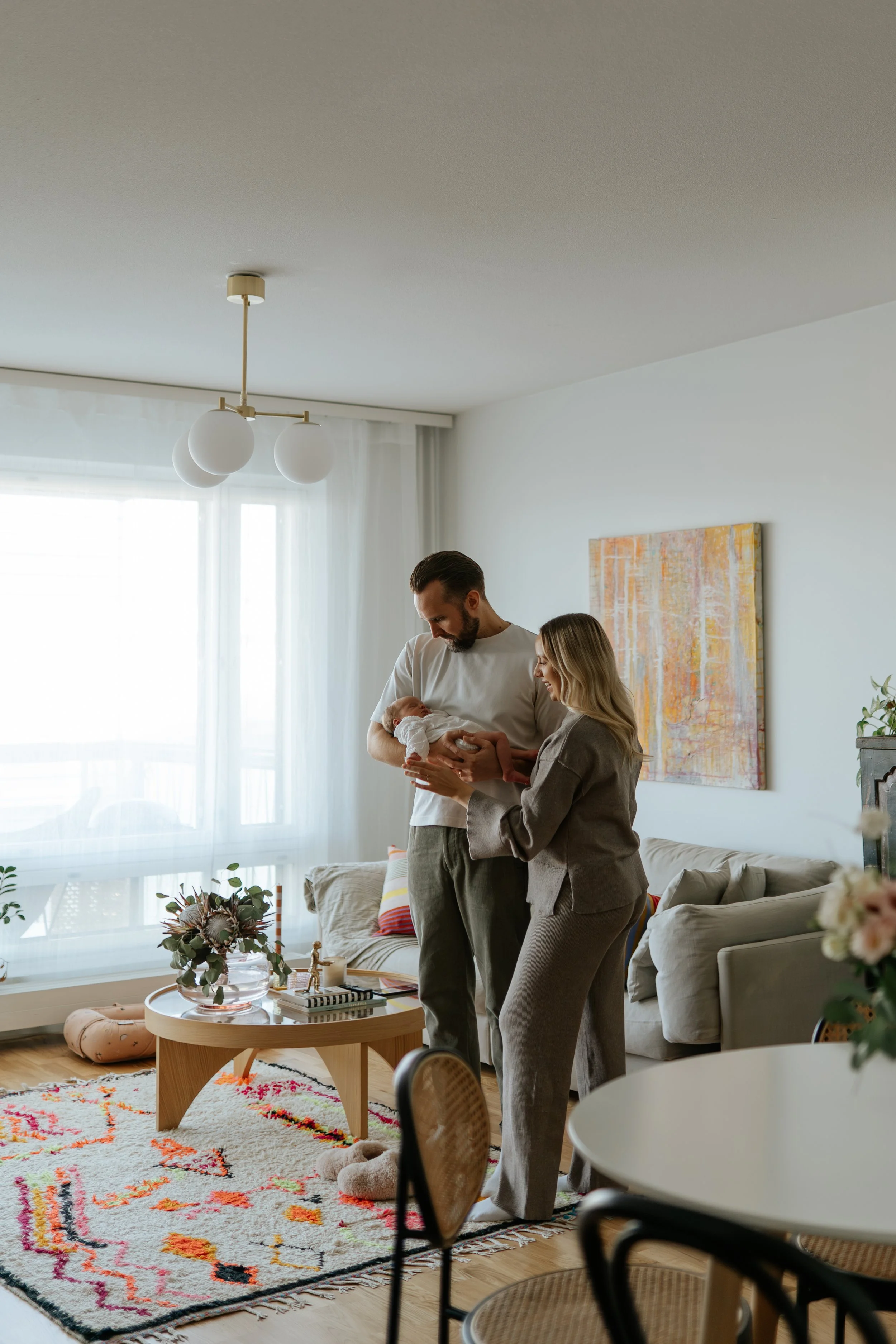 Tunnelmallinen perhekuvaus omassa kodissa Espoossa.