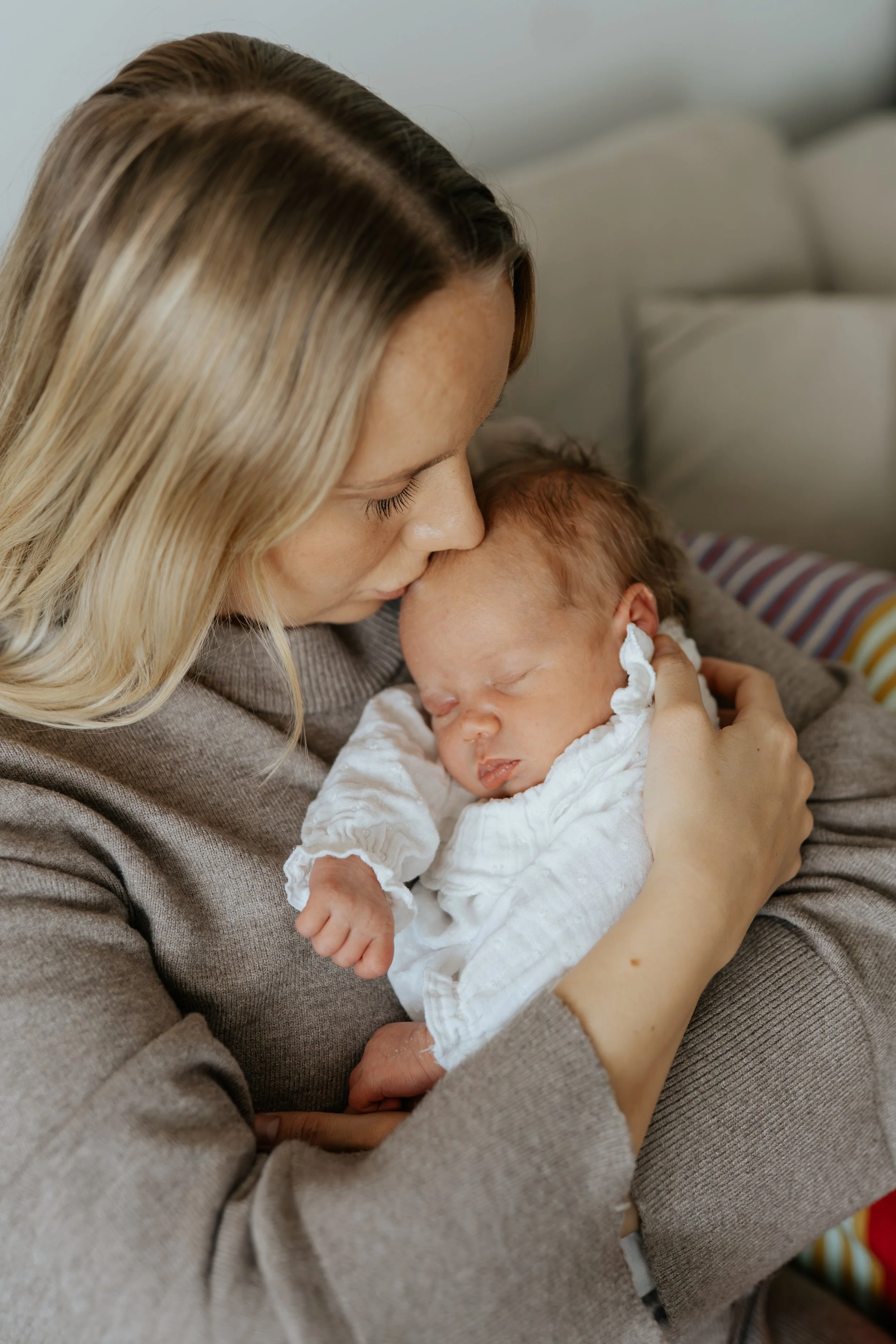 newbornkuvaus turussa oman kodin tunnelmassa