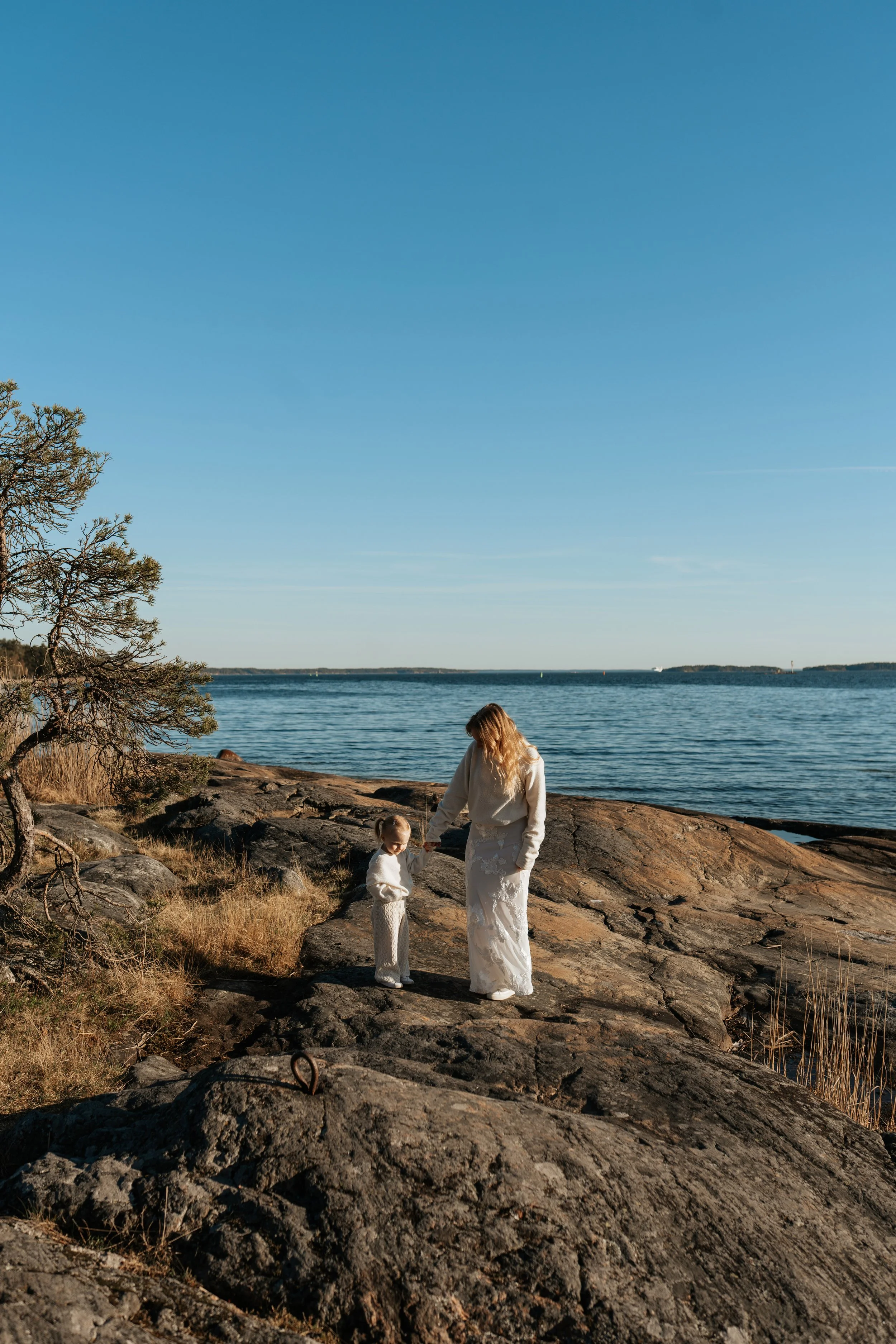 Perhekuvaus kesäisessä merimaisemassa Turussa Ruissalon Saaronniemessä.