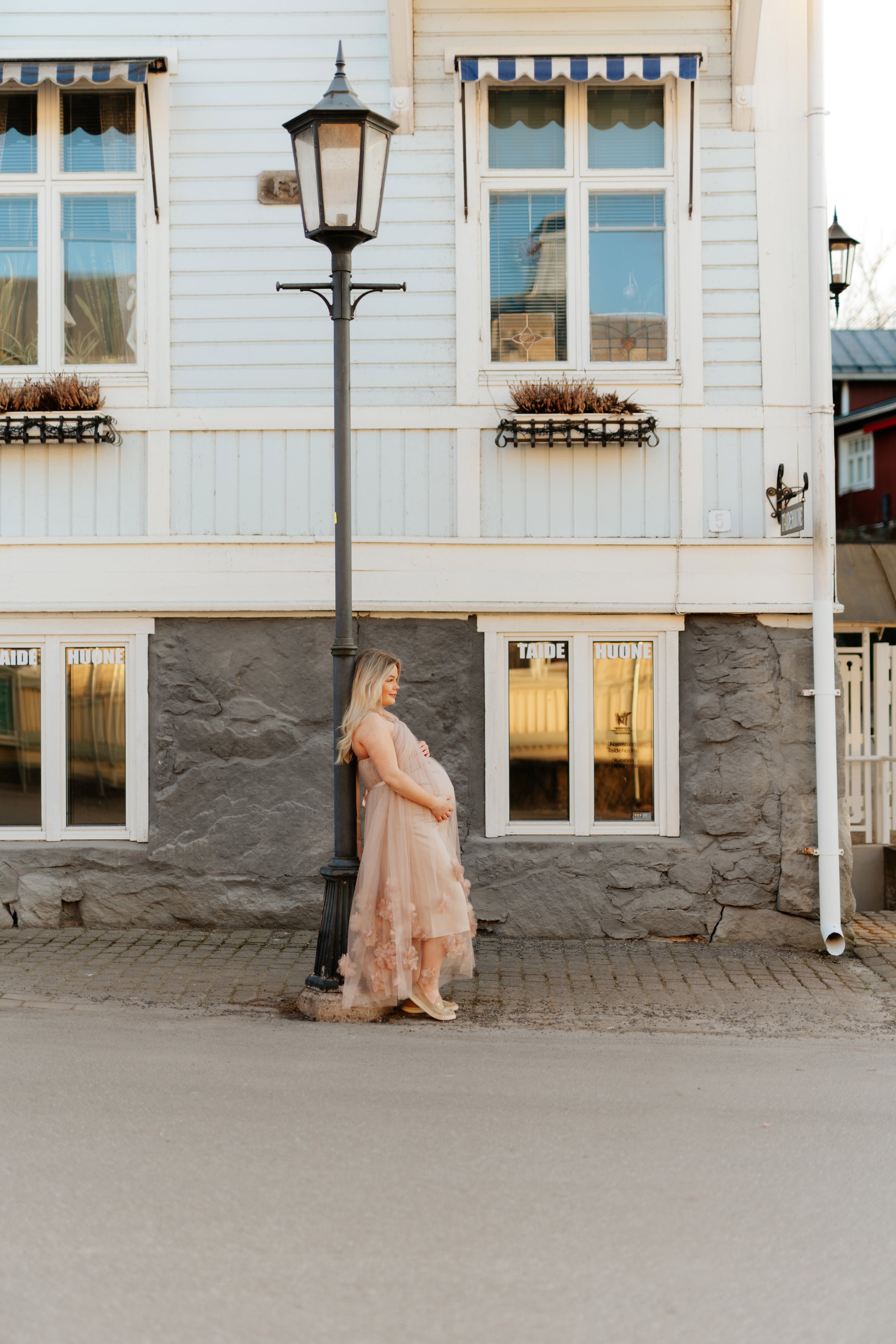 Elegantti odotusajankuvaus Naantalissa kesäisessä merellisessä miljöössä. 