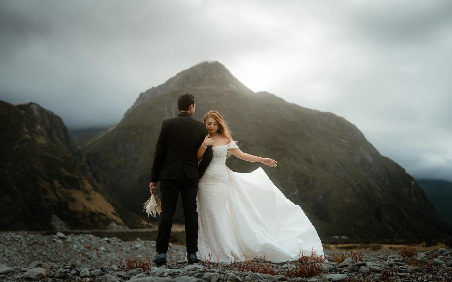 I love the way the winter sun is pushing through the clouds creating the perfect light for this pre wedding photoshoot in Mt Cook ❤️