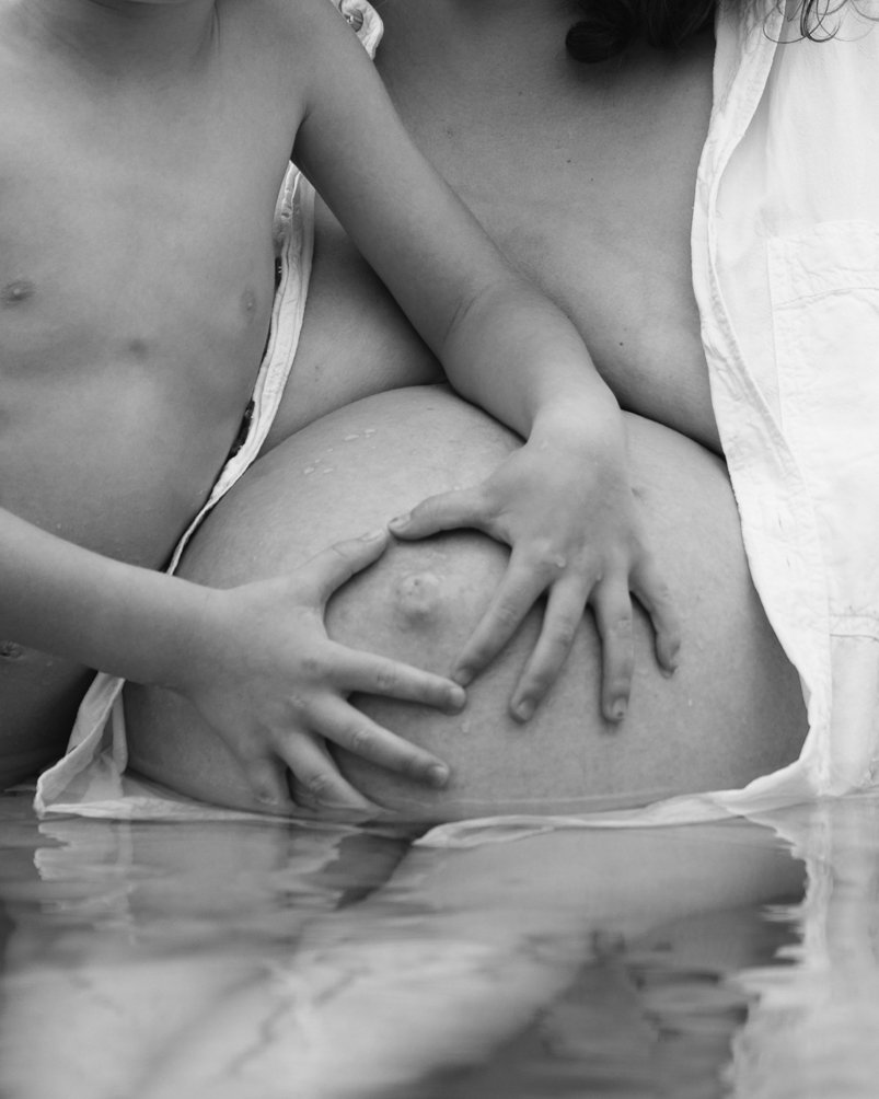 Babybauchfotografie im Wasser, Nahaufnahme.jpg