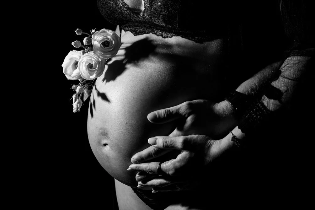 Babybauchfotografie in schwarz-weiß mit Blumen.jpg