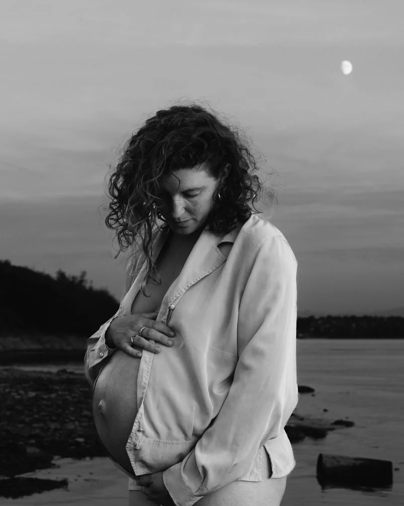 Babybauchfotografie in schwaez-weiß am Strand.jpg
