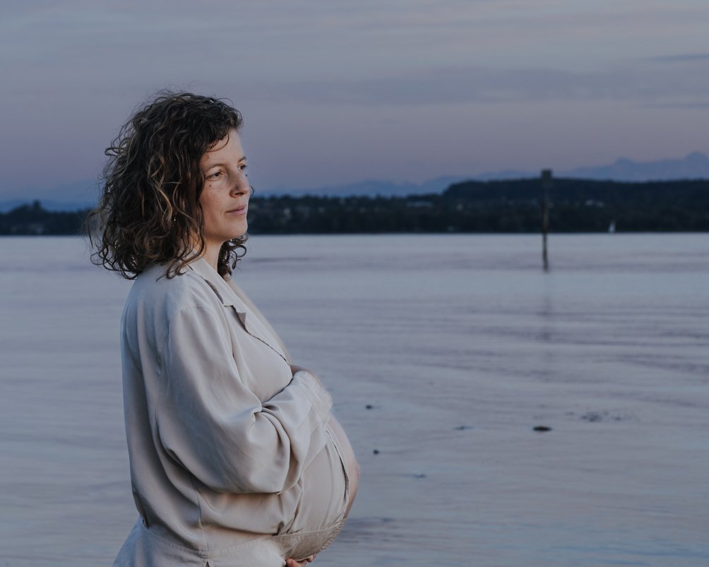 Babybauchfotografie am Strand mit Abendlicht.jpg