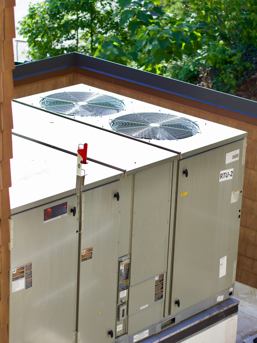 Commercial rooftop heating and cooling unit