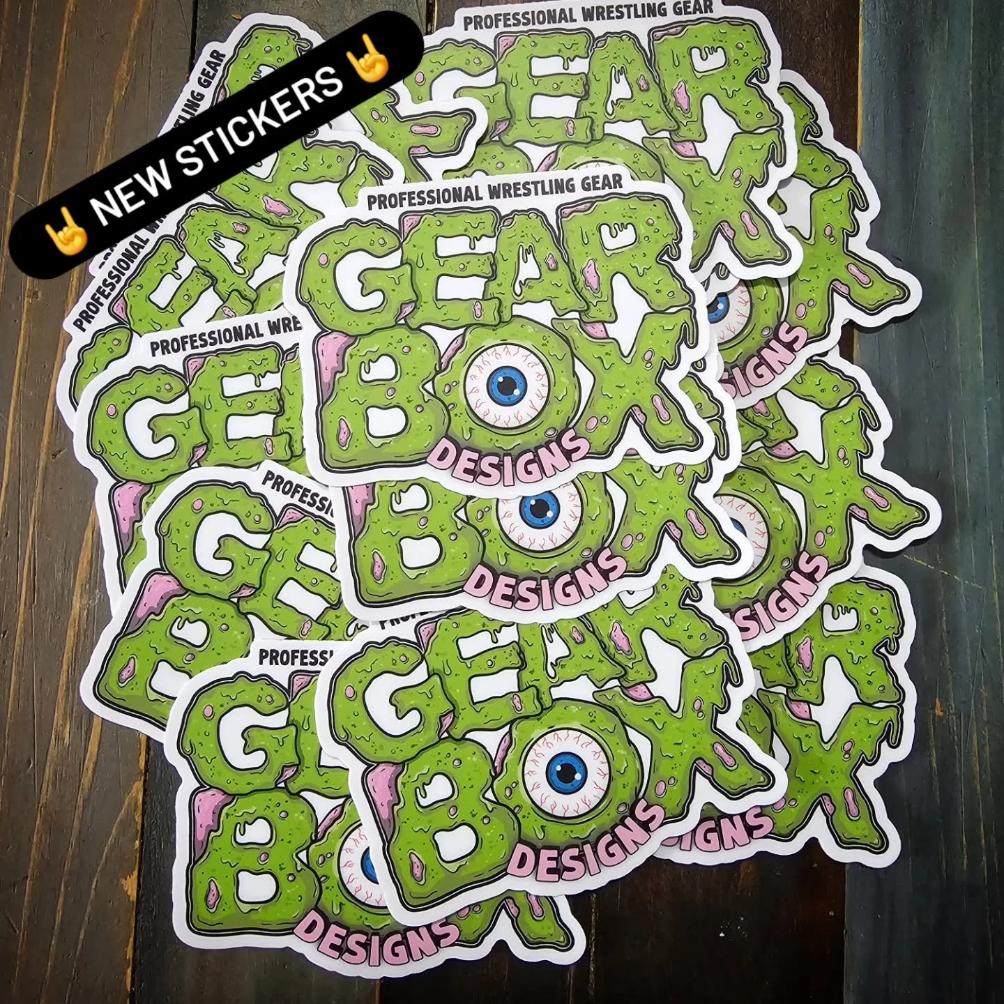 I designed these new stickers and @vinyldisorder did an amazing job printing em' up. Available on new gear orders while supplies last. 

#aew #wwe #gearboxdesigns