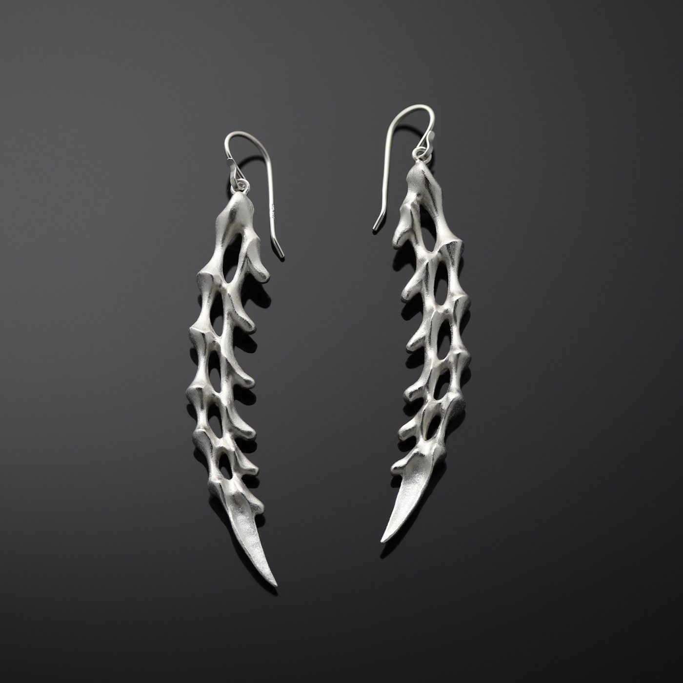 RANKA/ serrated, long earrings