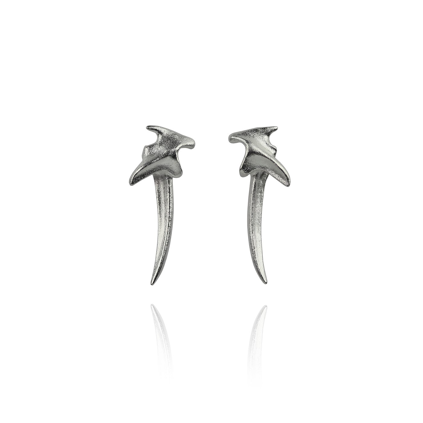VAARNA/ stud earrings