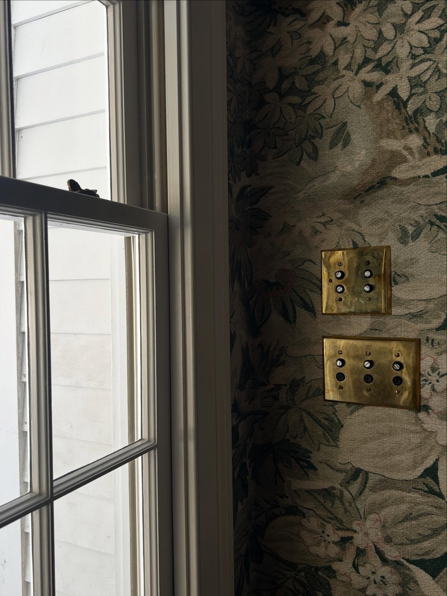 A dedicated post to my love for hardware.

So many amazing hardware moments in this home. My fave in slide 4!! The little keyhole cover on grasscloth ❤️

Rule of thumb is to keep consistency throughout the home with door knobs and switch plates. Then