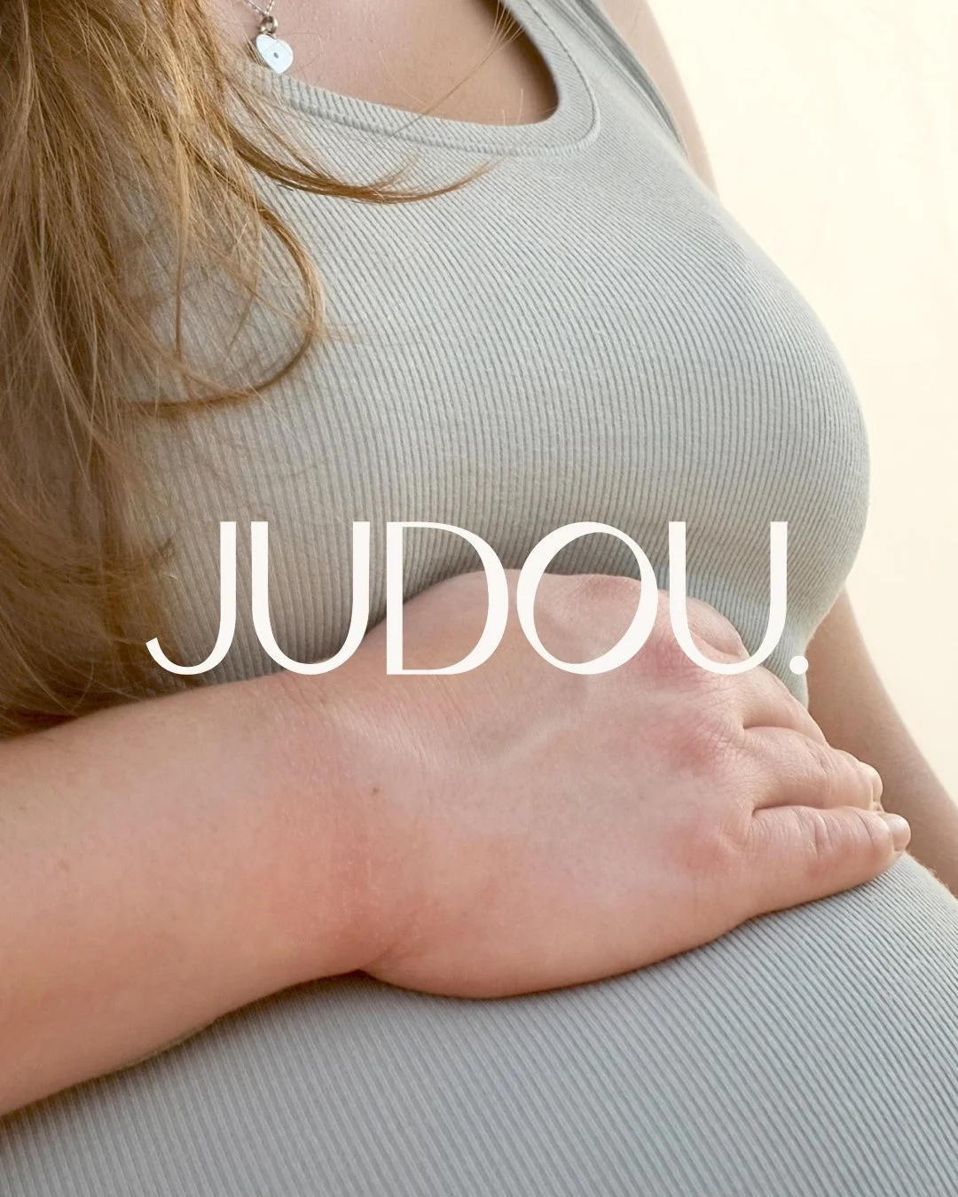 Branding für JuDou, eine Doula und Geburtsbegleiterin – ruhige, kraftvolle visuelle Identität mit Logo, Farbwelt und Typografie.