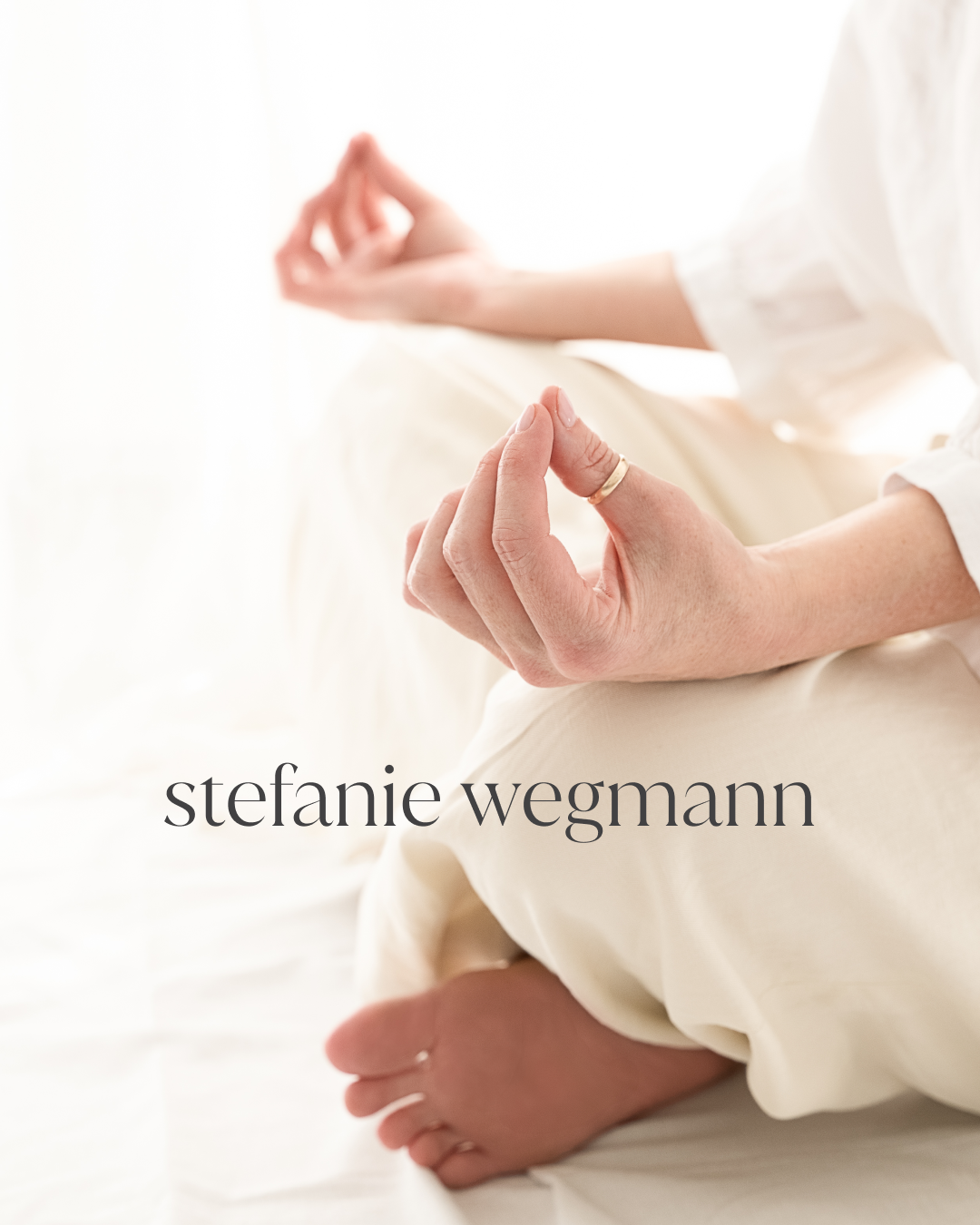 Brand Design für Stefanie Wegmann, intuitive Coachin: ruhige Bildsprache mit Porträt einer Frau in weißer Kleidung und sanfter, vertrauensvoller Markenidentität.
