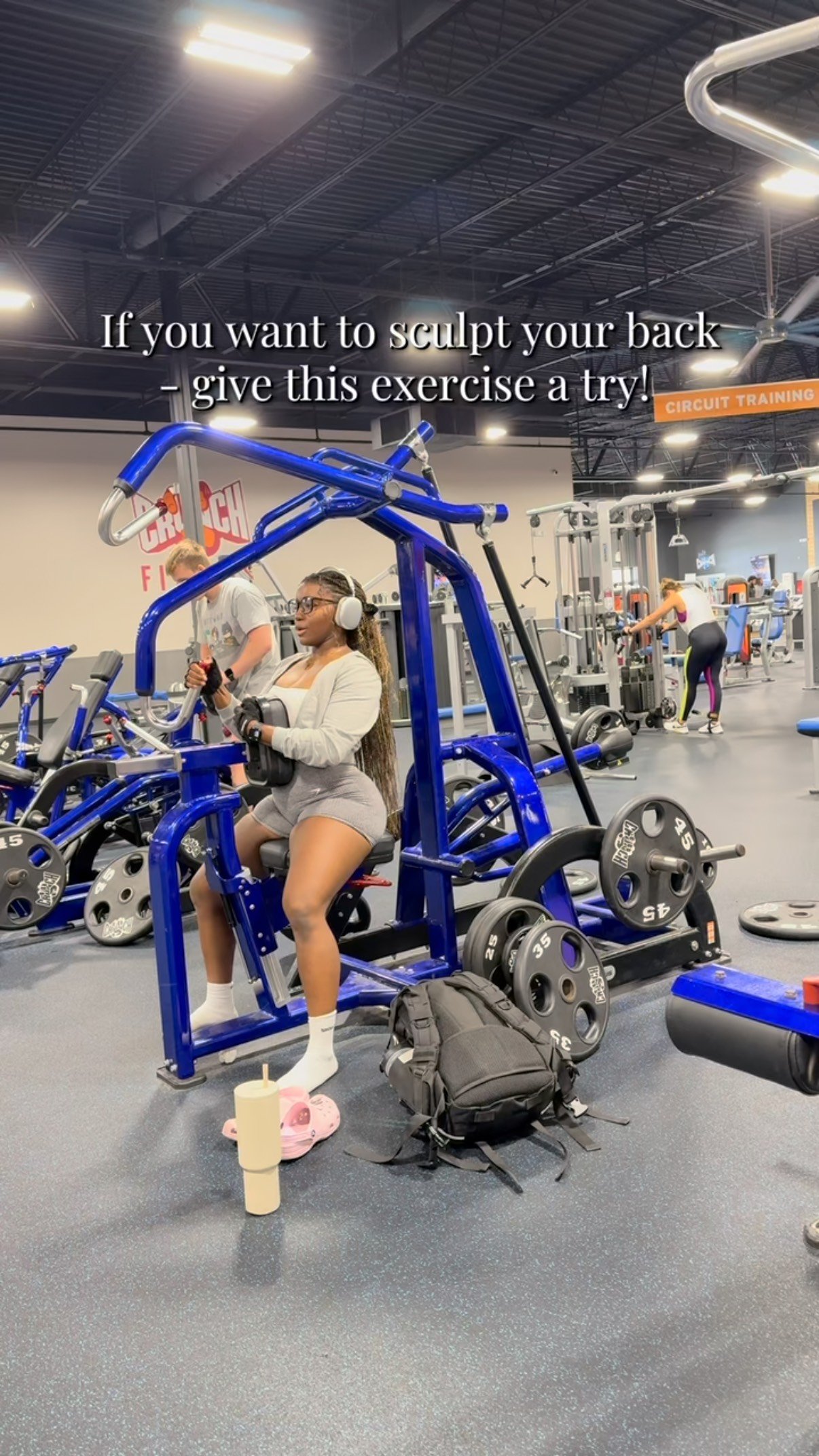 single-arm high rows ➡️ double arm high rows!
I started using this machine, because it:
💪🏾Targets Muscle Activation
•Focuses on the lats, trapezius, rhomboids, and rear deltoids.
•Offers a great way to isolate the upper and mid-back mu