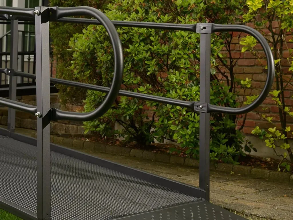 steel-mesh-ramp-hand-rails detail