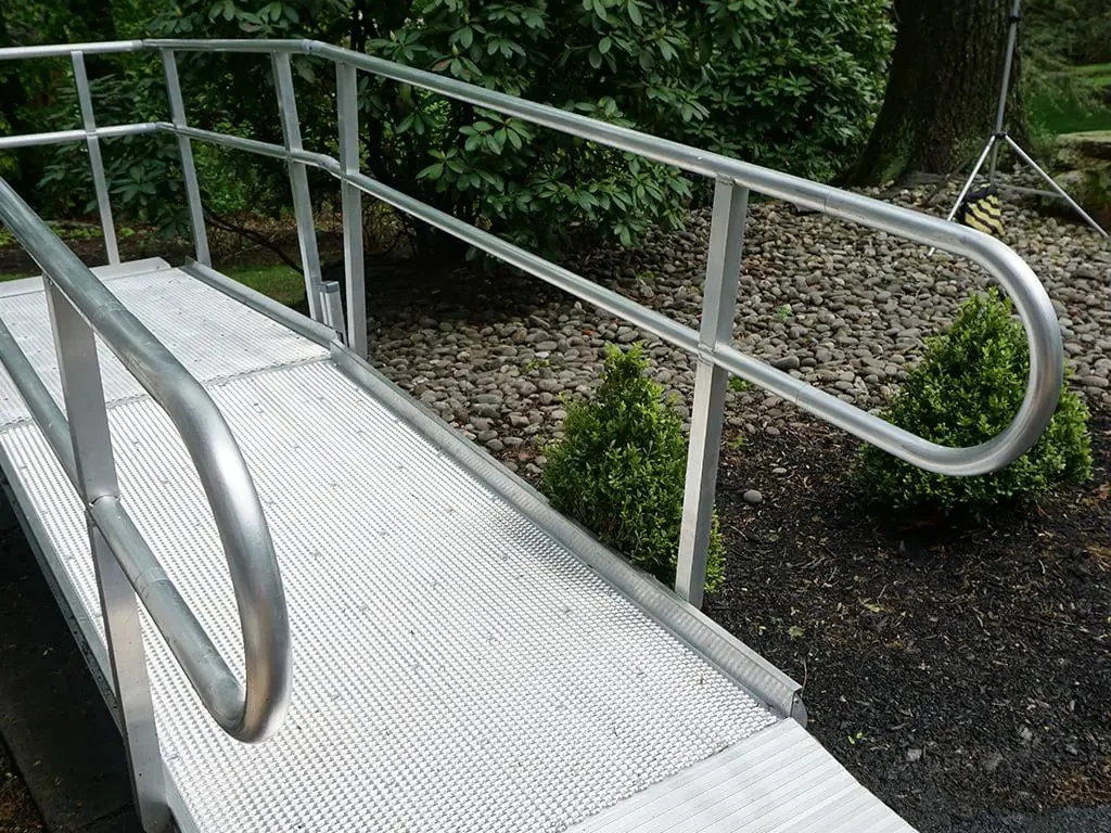 breeze-series™-open-mesh-aluminum-access-ramp.jpg