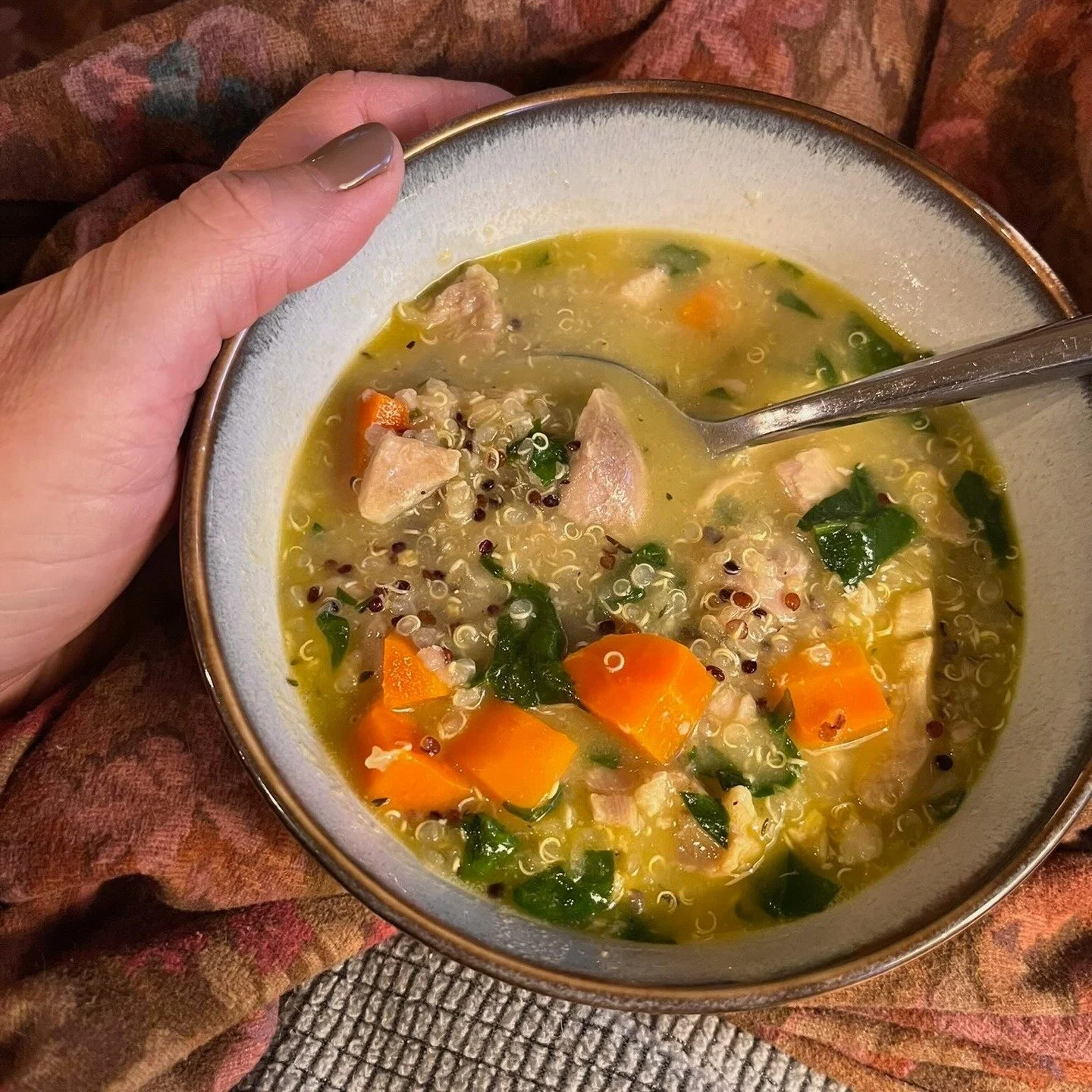 When life gives you lemons… make soup! 🥣 Our Lemony Chicken and Quinoa Soup is the cozy-meets-fresh combo we’re loving this week. Grab the recipe and ingredients at the market! 🍋✨