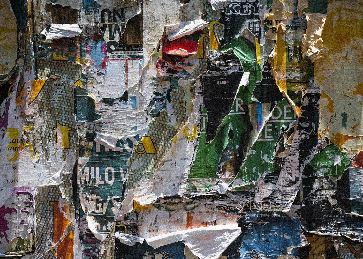 Umas hojas y carteles de papel rasgados y superpuestos, formando una textura multicolor y caótica.