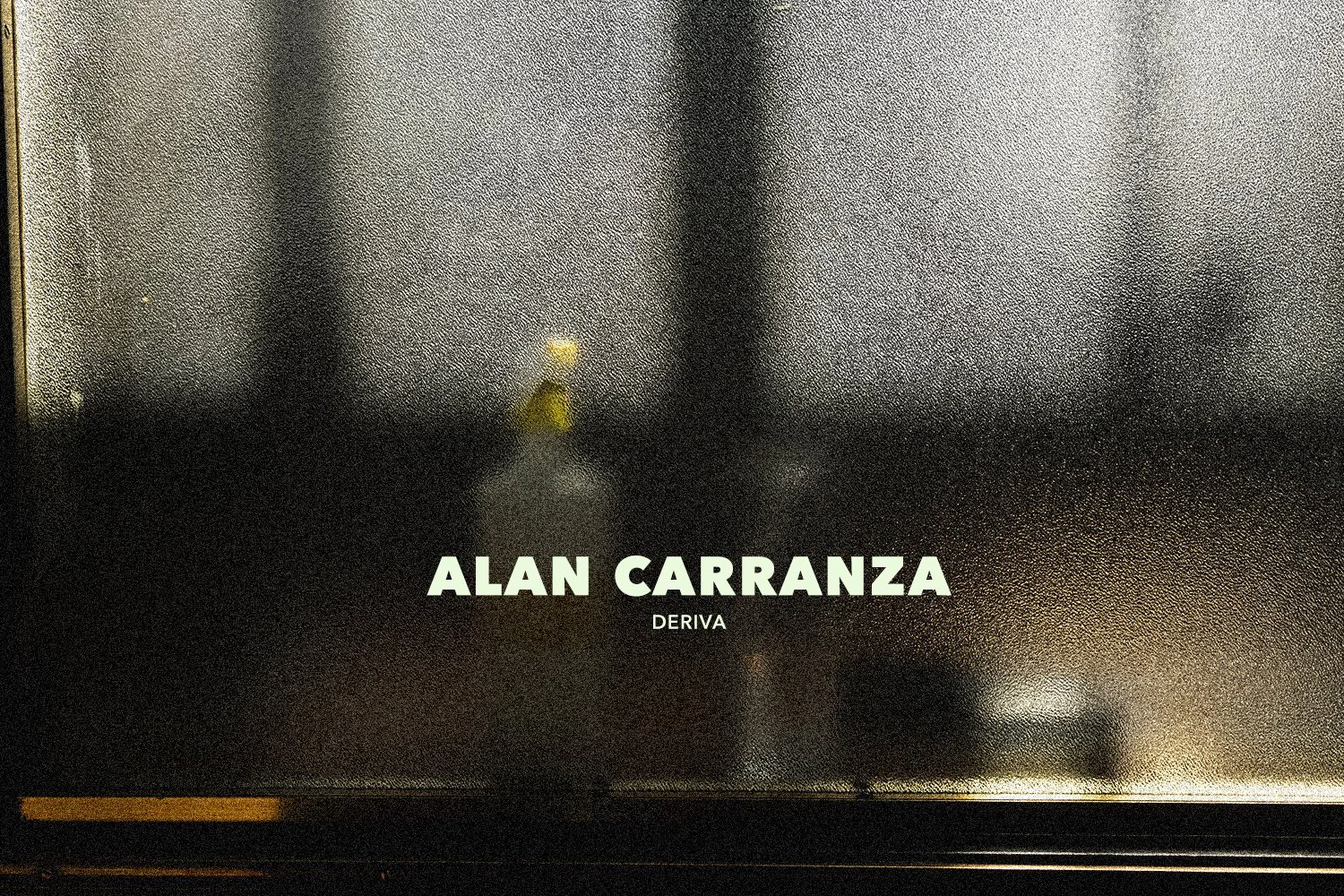 Portada de un libro que presenta el título y autor, con el texto 'ALAN CARRANZA' y 'DERIVA', en un fondo oscuro y difuso.