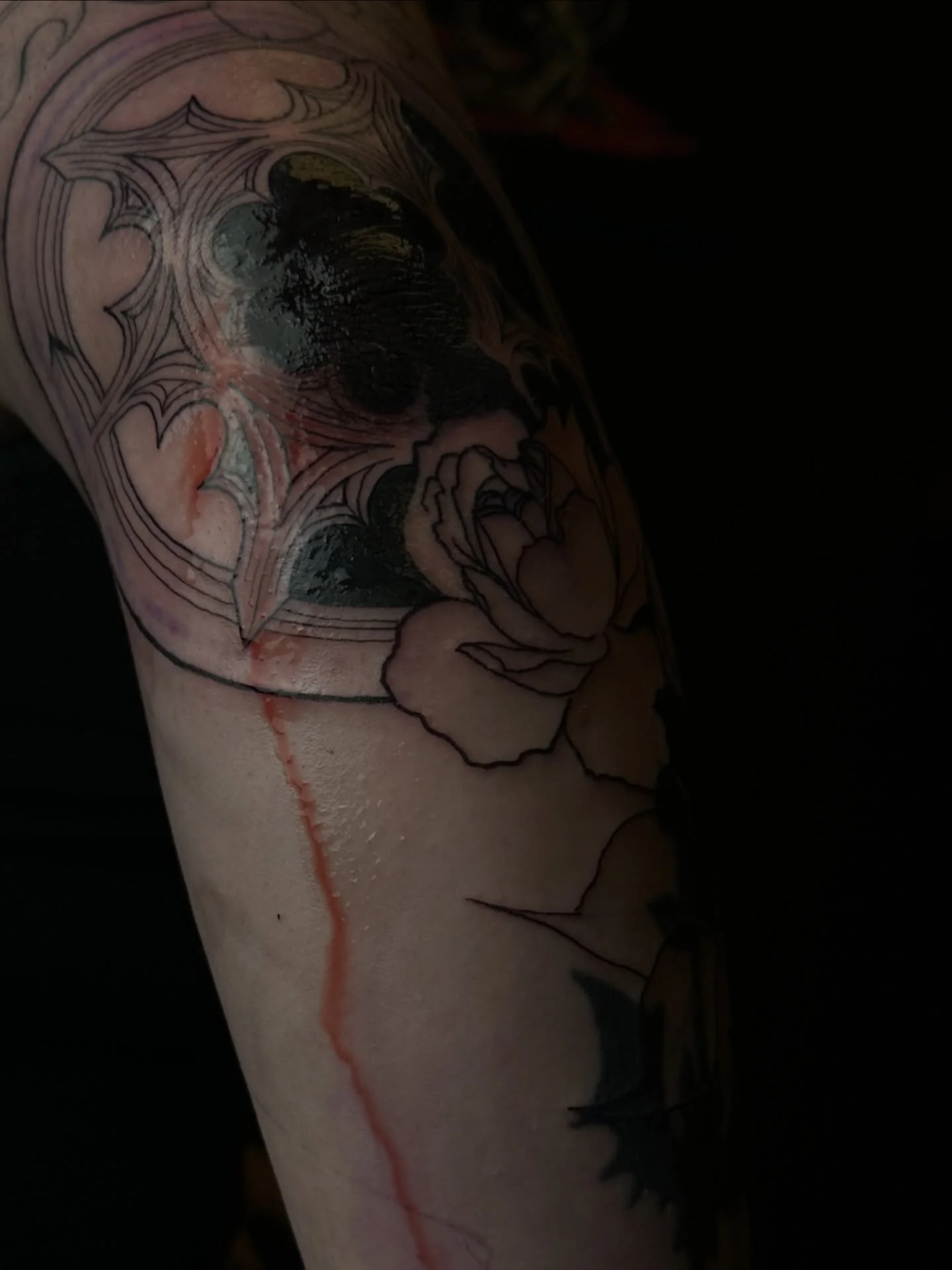 A bloody good time and a bloody elbow. Thank you for deciding to just black out your elbow on a random Wednesday afternoon. Sorry for the blood. I love you. @mikaylabelless. 

I&rsquo;d love to do more rose windows and cathedral projects this winter.