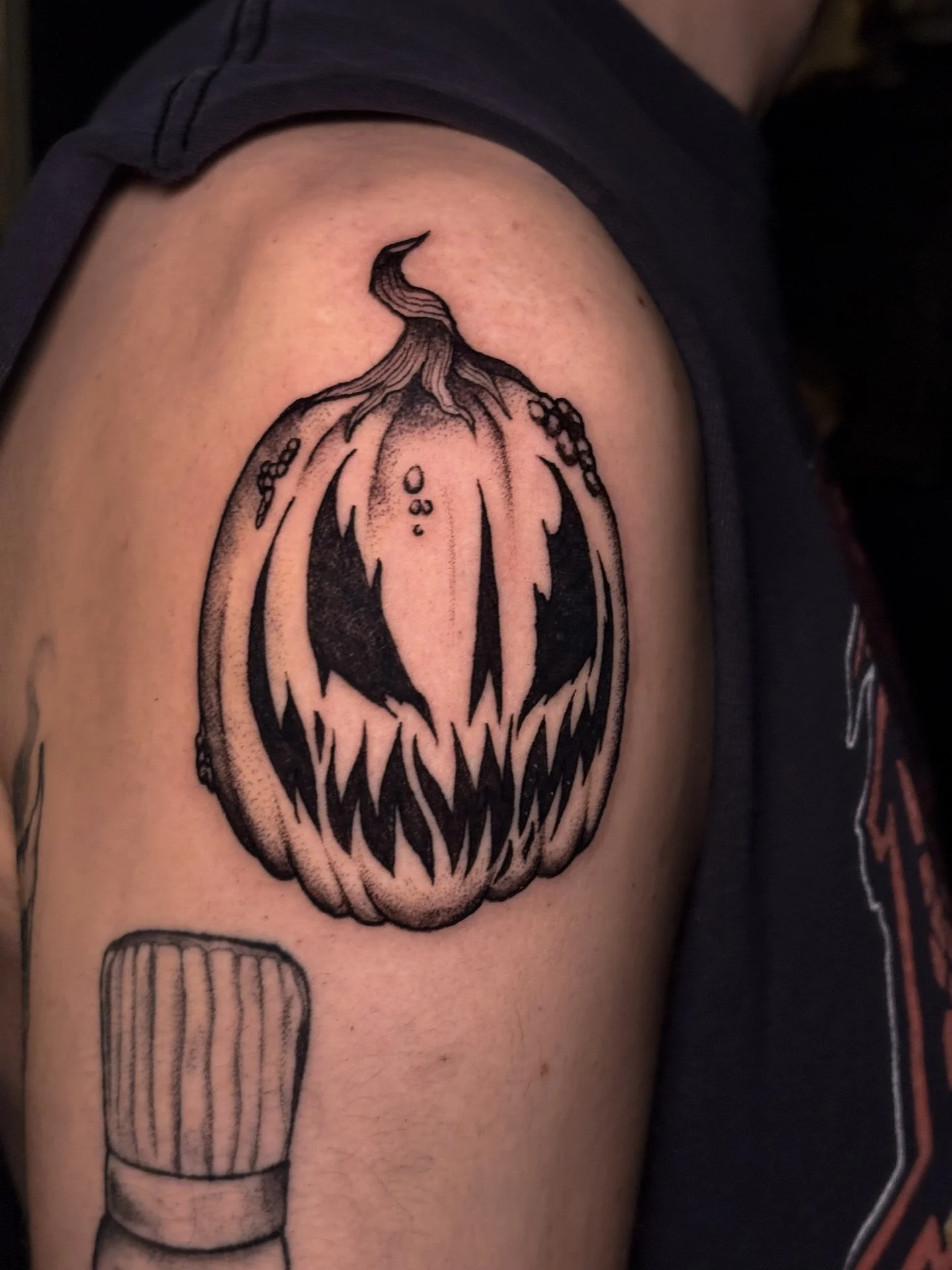 Sweet spooky pumpkin for @spaceman.spliffs 🖤 merci encore pour ta confiance sur ce projet ! &Ccedil;a m&rsquo;a tellement fait plaisir, et bien s&ucirc;r c&rsquo;est toujours un plaisir de discuter avec toi! 

Je suis en train de book&eacute; Novemb