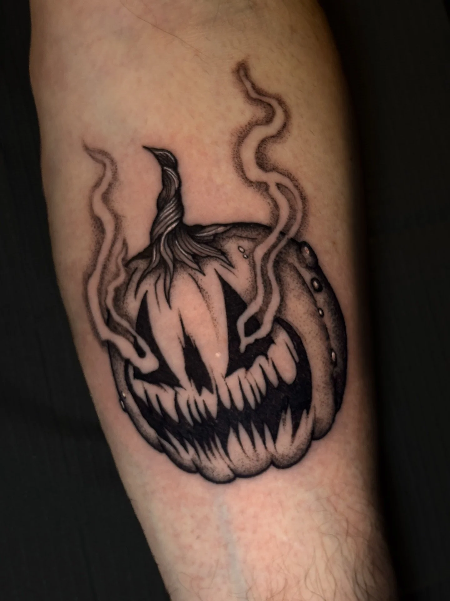 Sweet spooky pumpkin for the lovely Ren&eacute; ! Thank you again. 🎃🕸️ and for everyone else, keep your eyeballs peeled and hydrated for a flash day flash drop this week! 🖤

Done at @mothanddaggertattoos 🕸️ I&rsquo;ve still got time to tattoo so 
