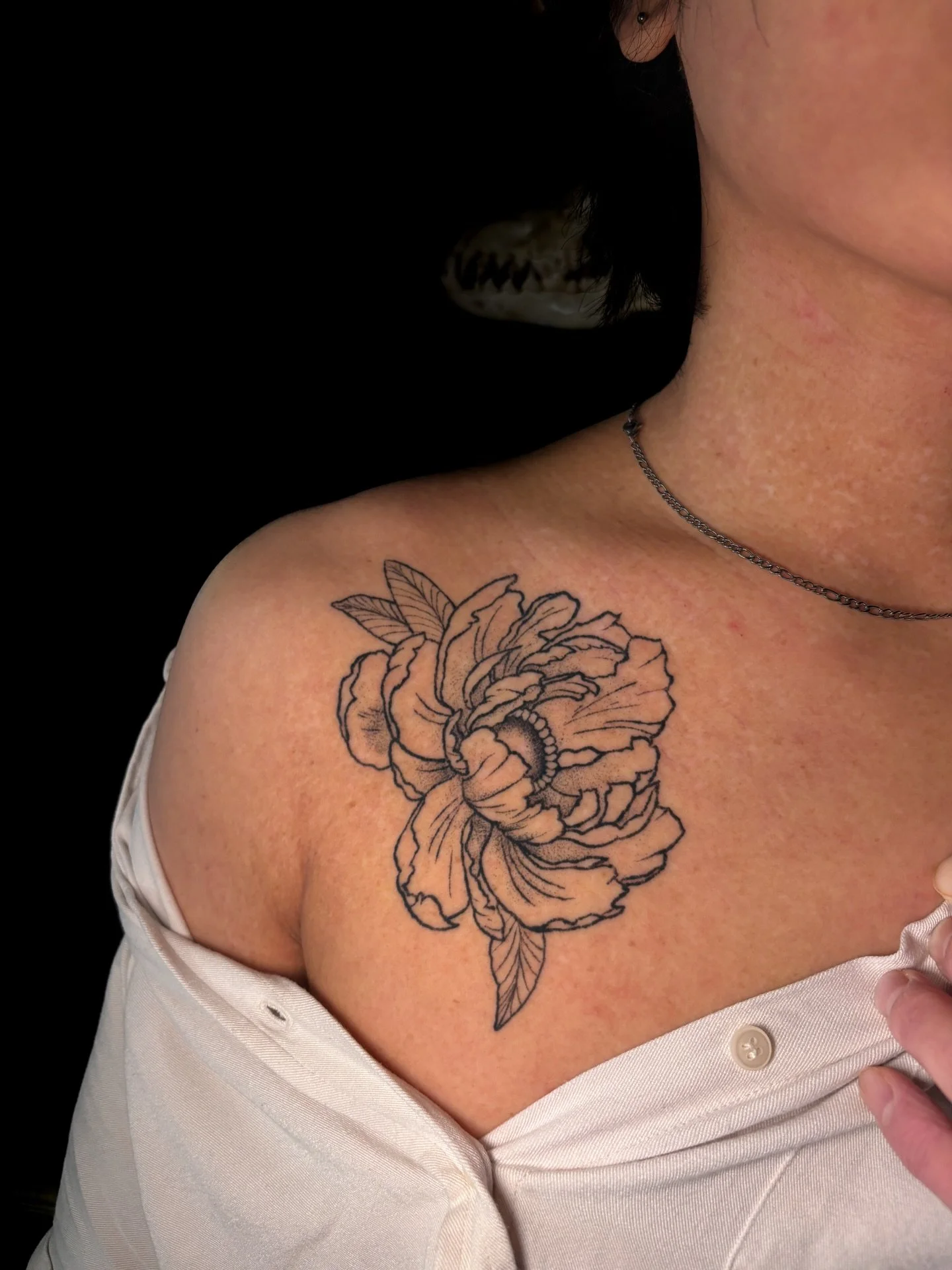 This little guy is almost a year healed on @1.800.stevie + I got to do some cute friggin little guys on them too but those will get their own post 🖤 

Thank you again, so much, for trusting me! And thank you for taking such good care of this guy 🥺 