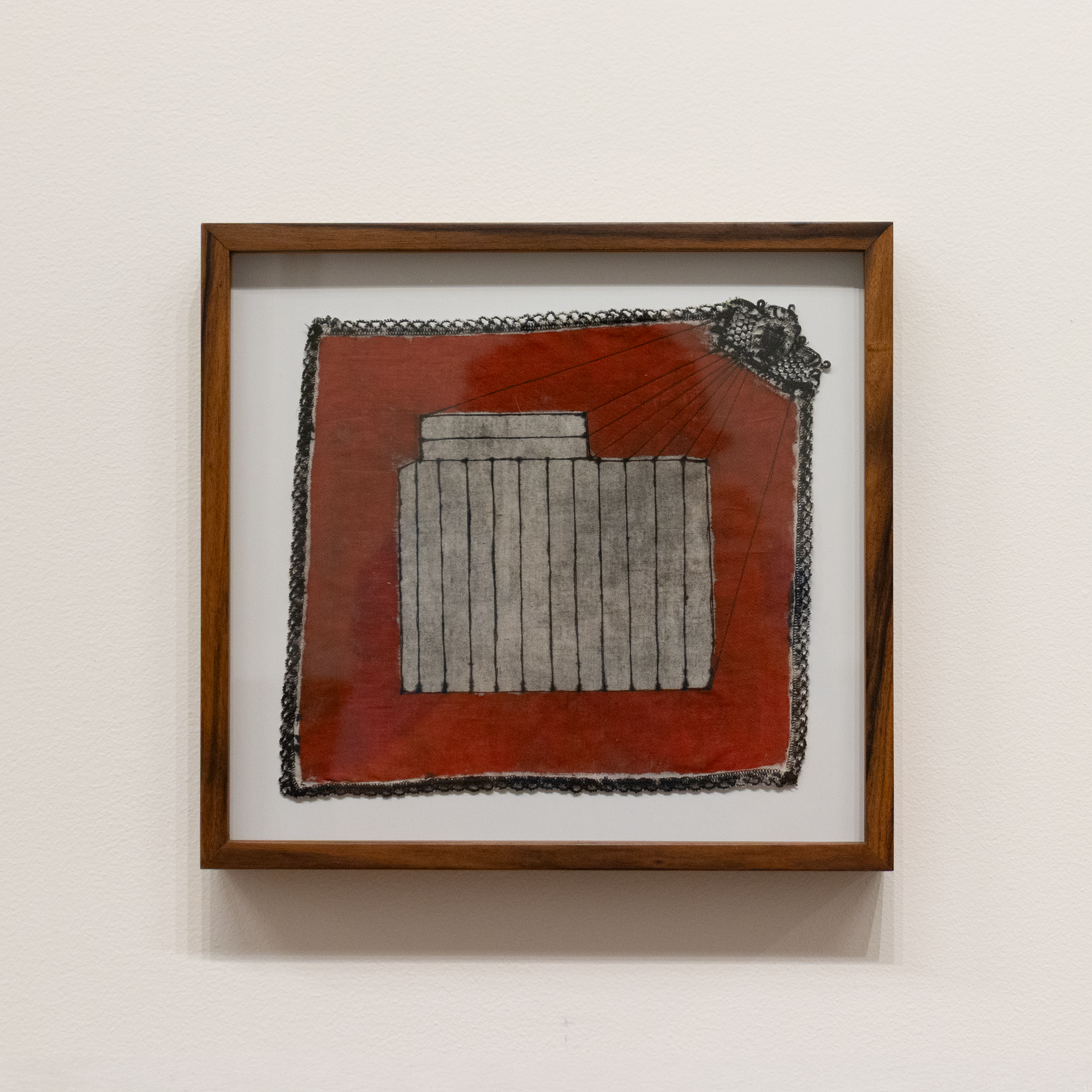 Adalgisa Campos I
Desenho Cosmográfico (Lencinho 04), 2025 I
Cinzas de papel, acrílica e papel carbono sobre lenço I
19 x 19 cm (sem moldura)