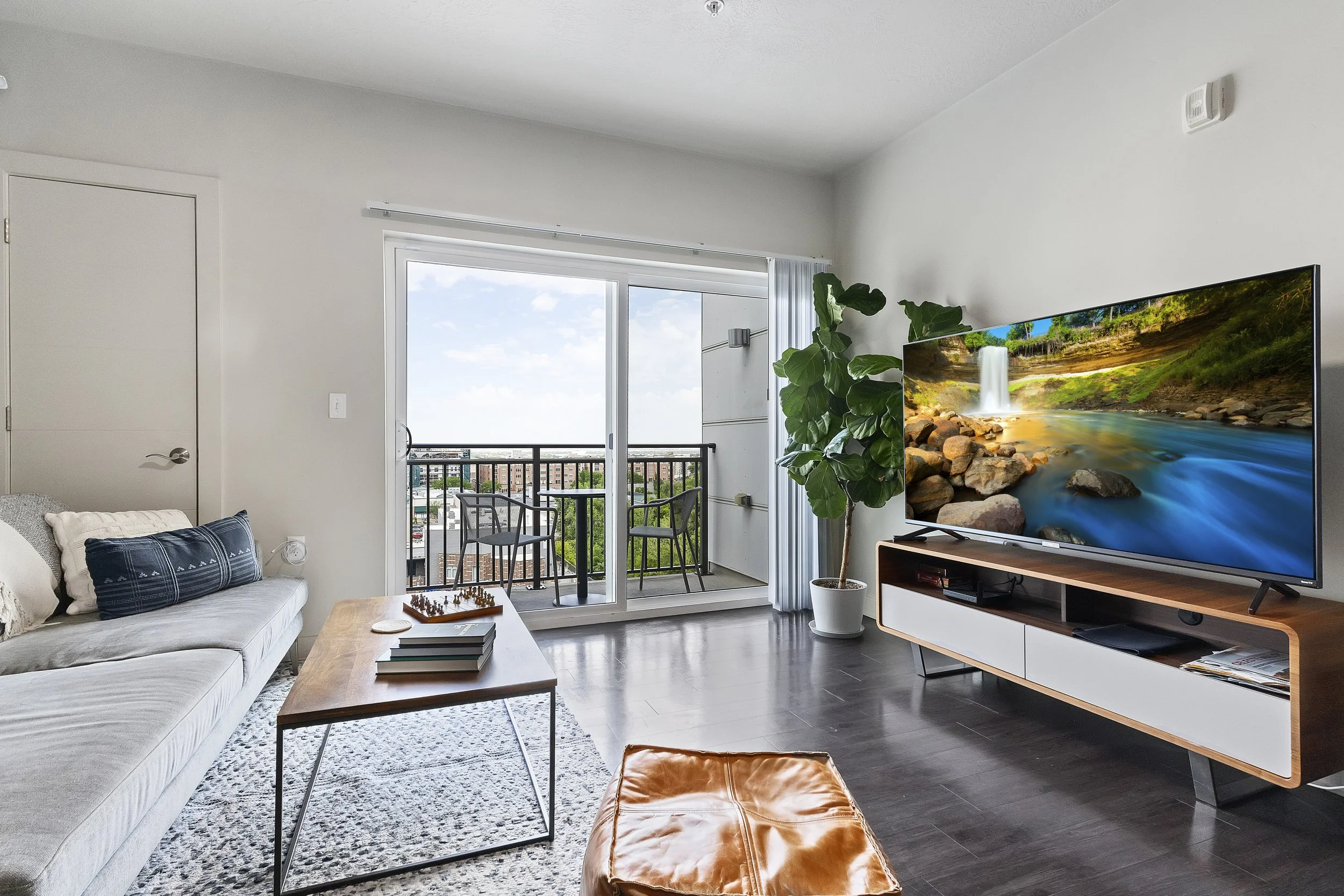 05-Living Room.jpg